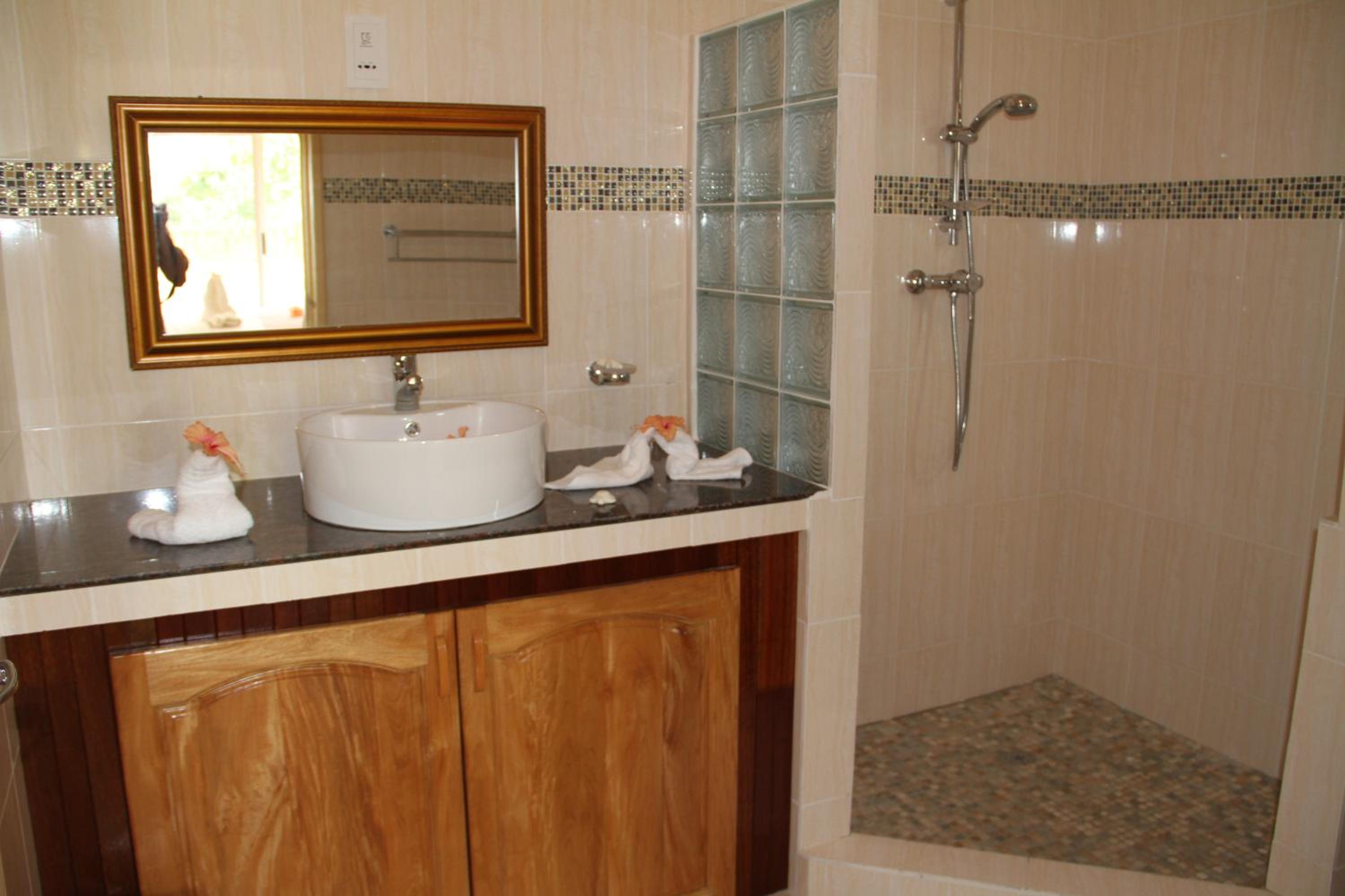Two-Bedroom House - Photo 12