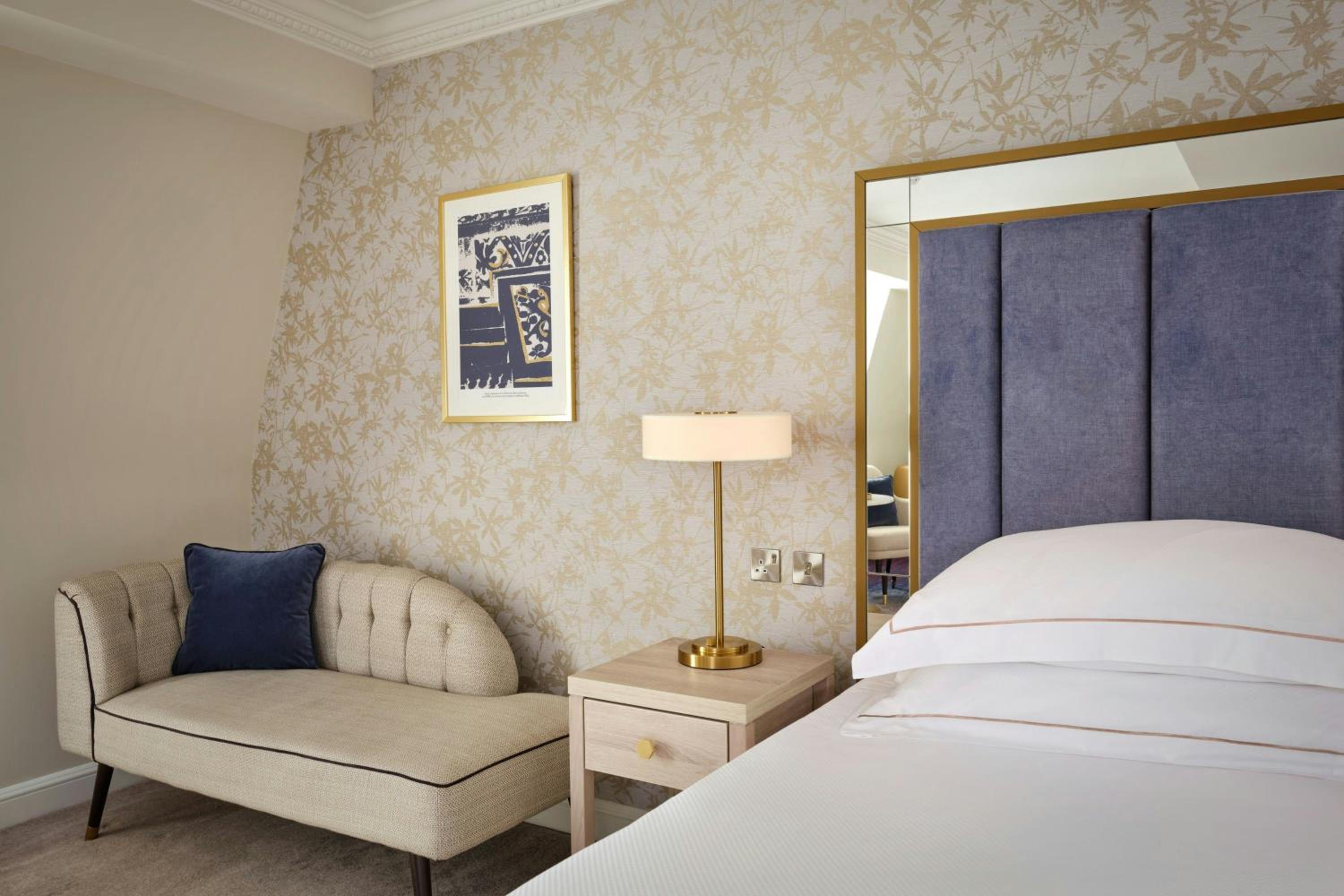 Classic Queen Room with Atrium View