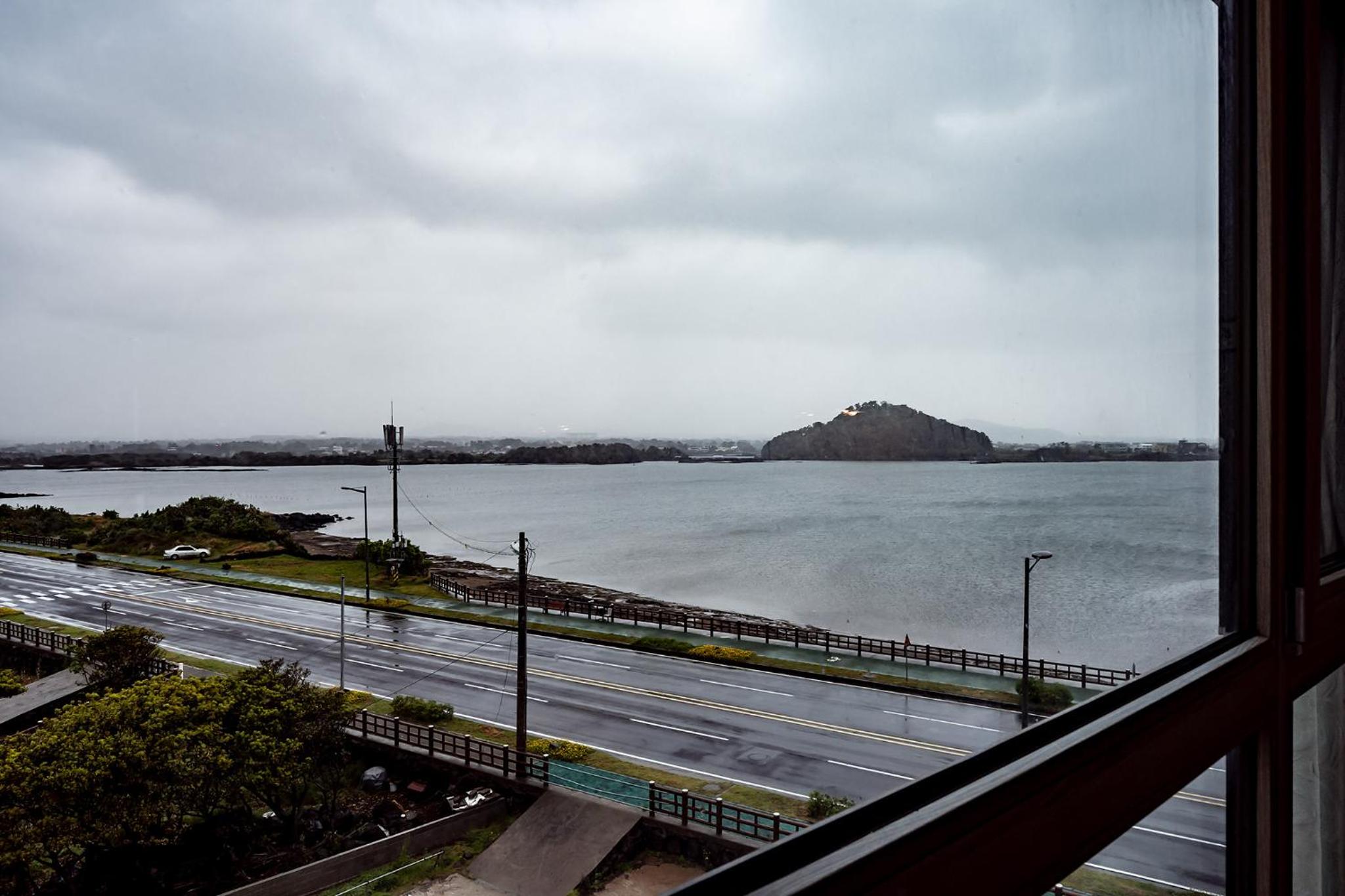 Deluxe Twin Room with Sea View - Photo 6