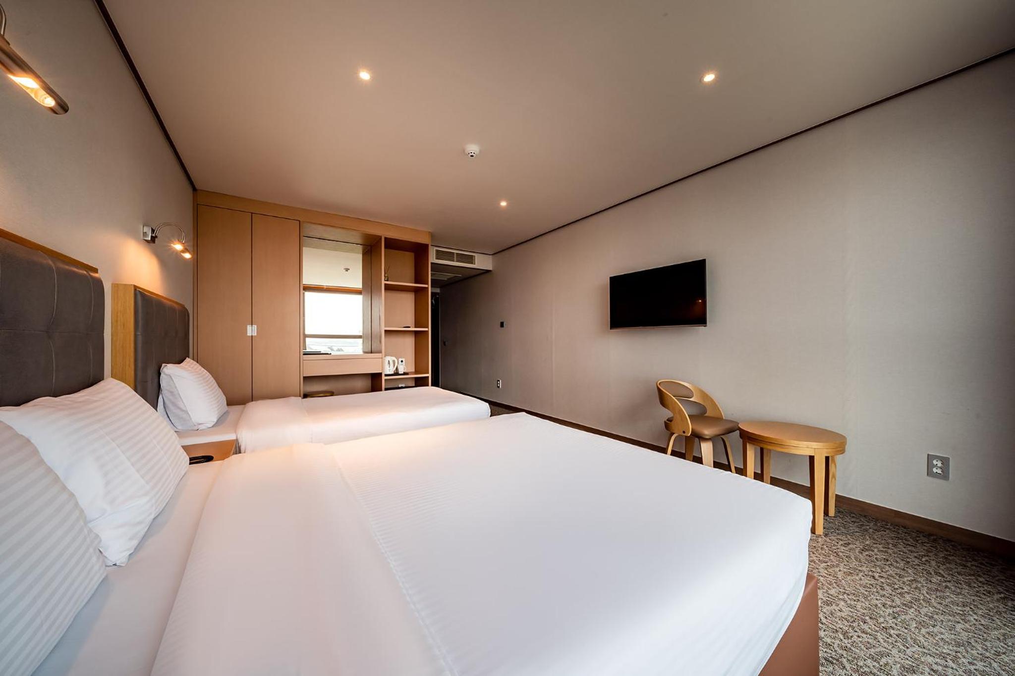Deluxe Twin Room with Sea View - Photo 5