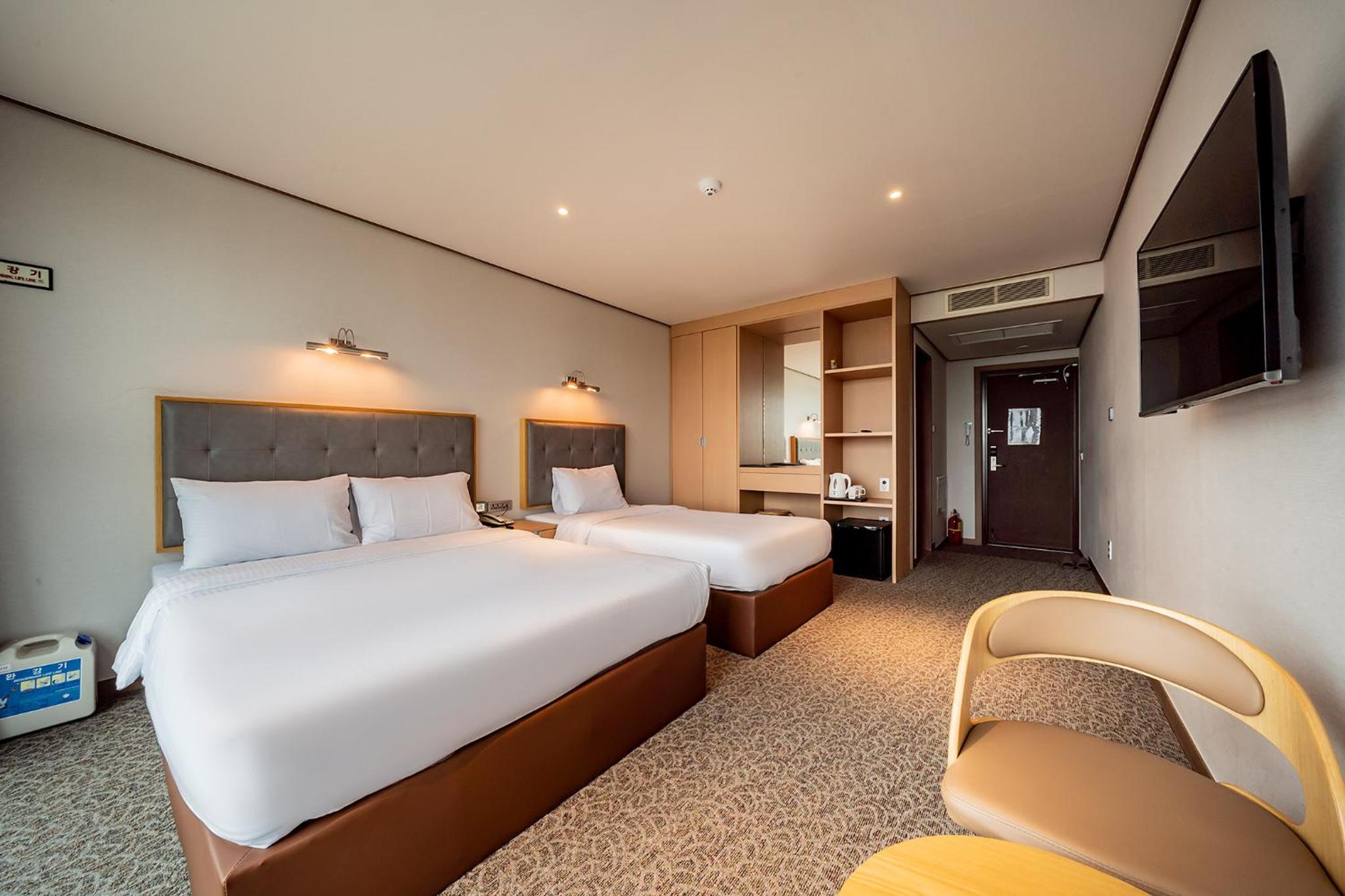 Deluxe Twin Room with Sea View - Photo 4