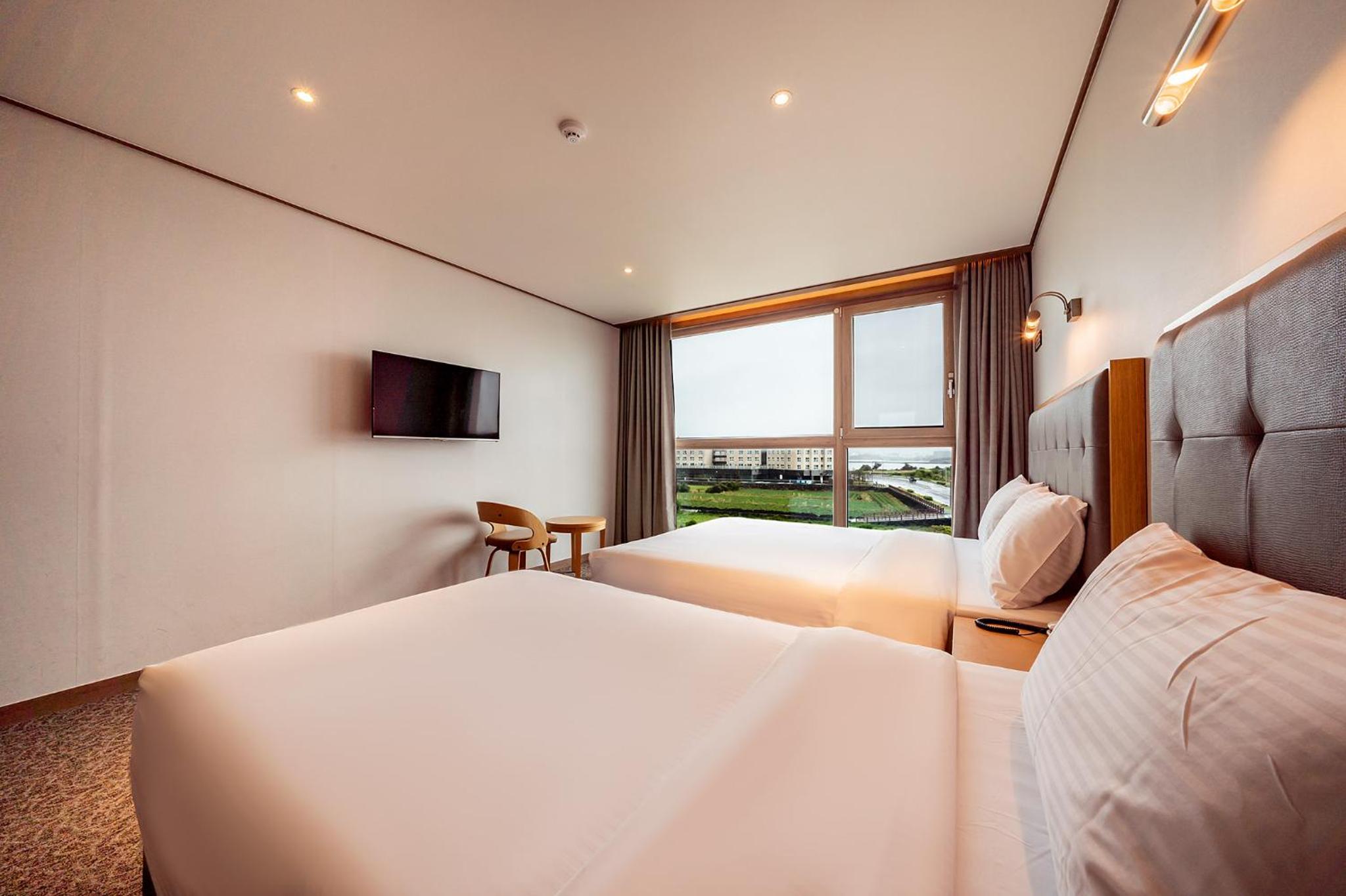 Deluxe Twin Room with Sea View - Photo 3