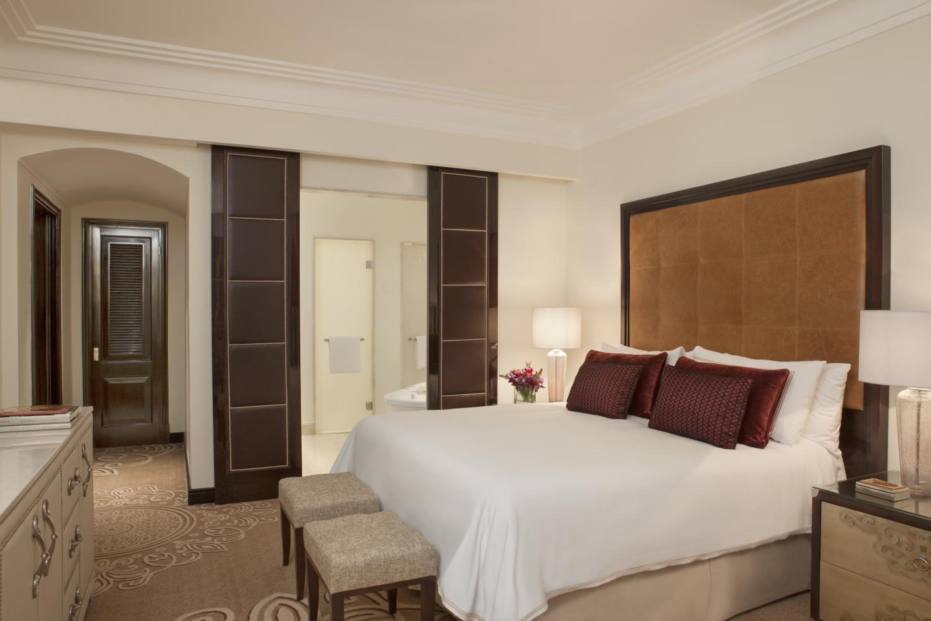 King Suite with City View photo 3