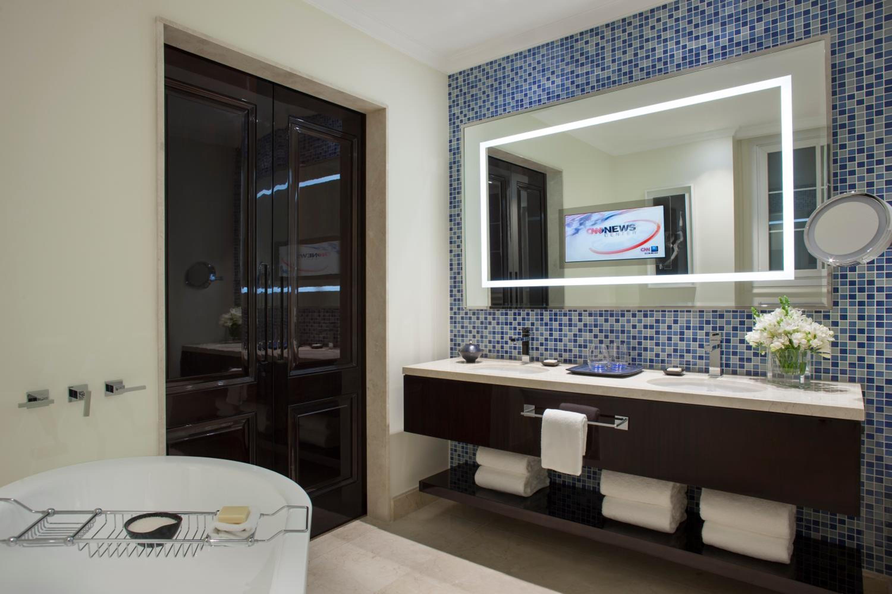 King Suite with City View photo 2