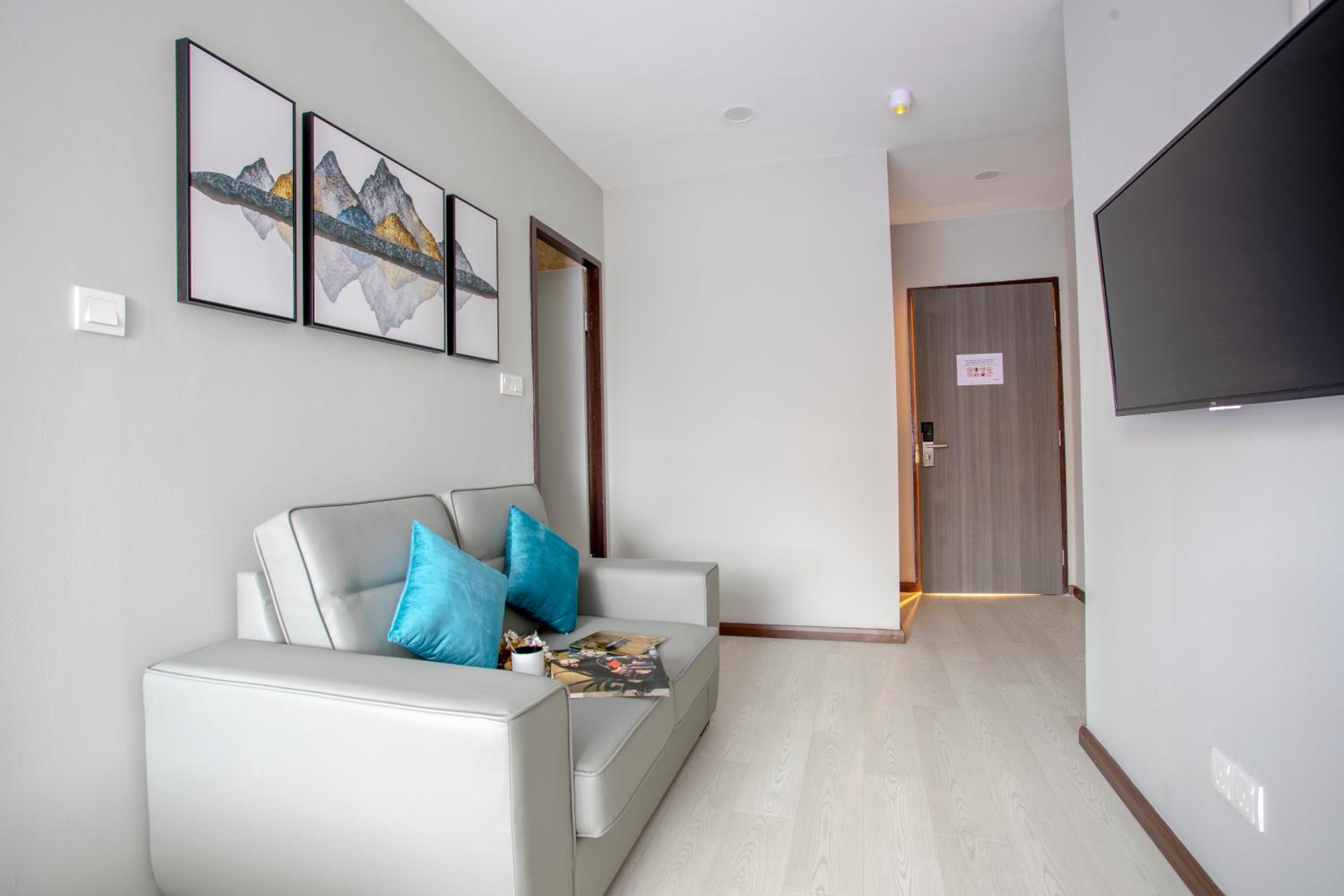 Minimalist King Suite - Photo 10