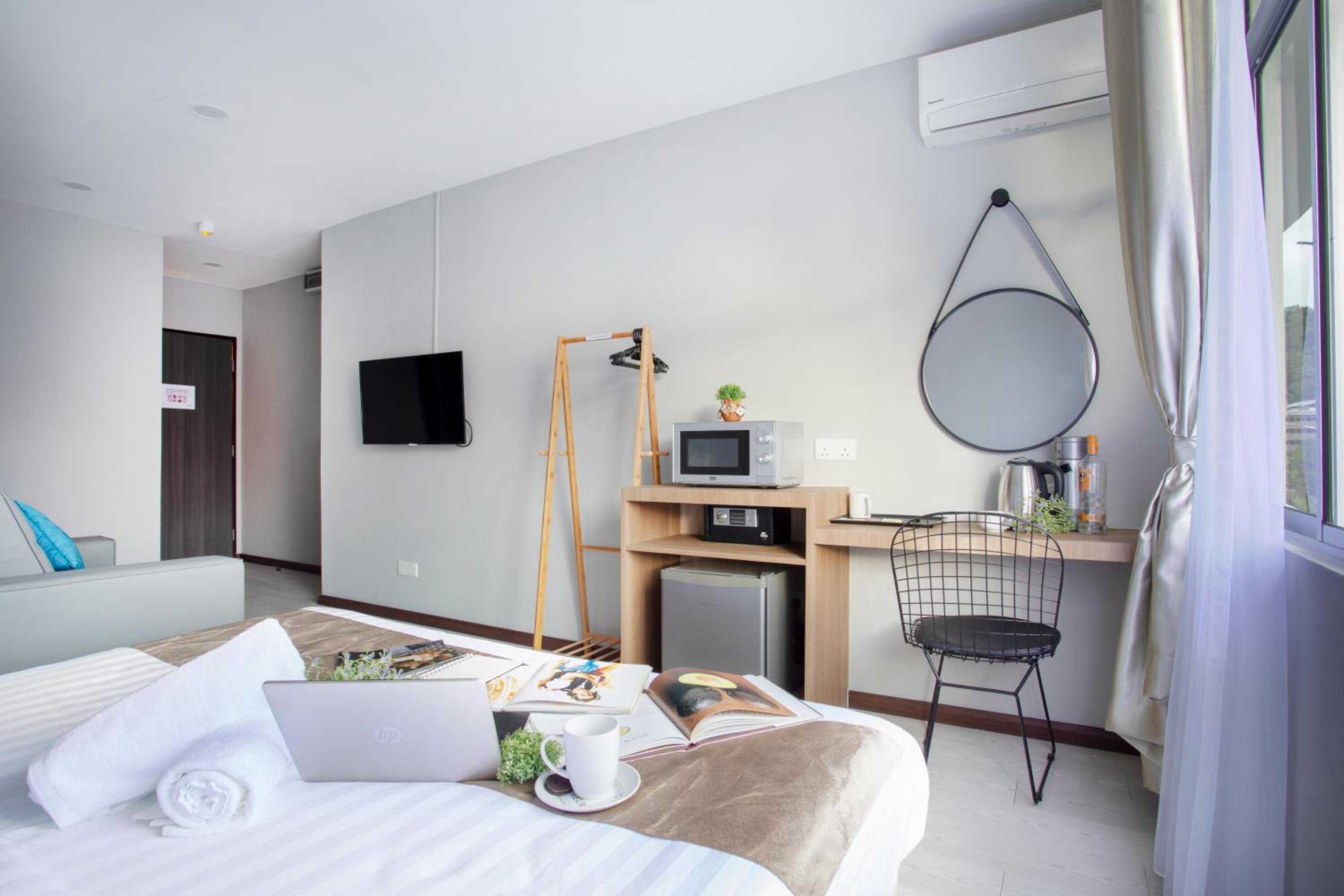 Minimalist King Suite - Photo 7
