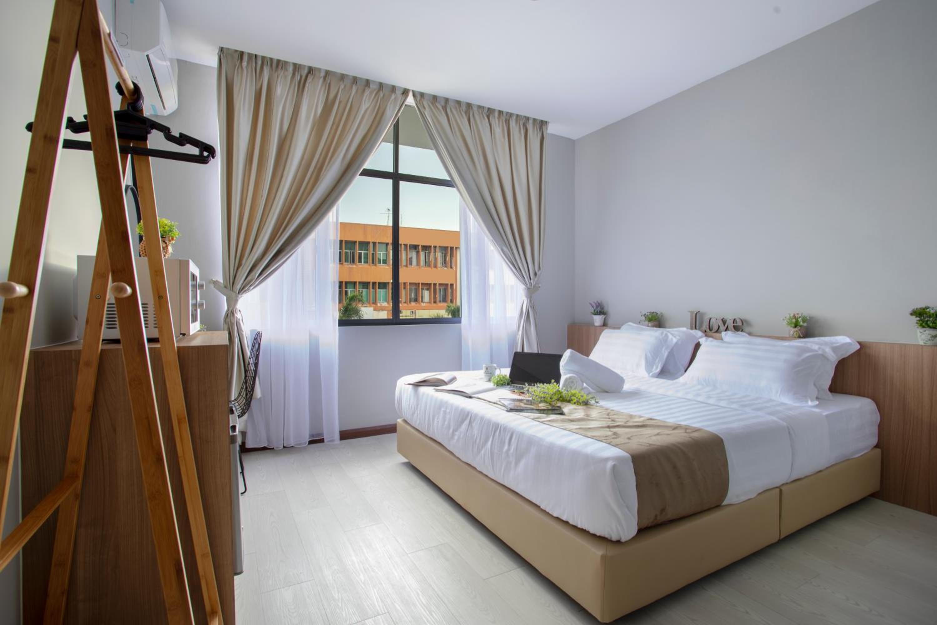Minimalist King Suite - Photo 2