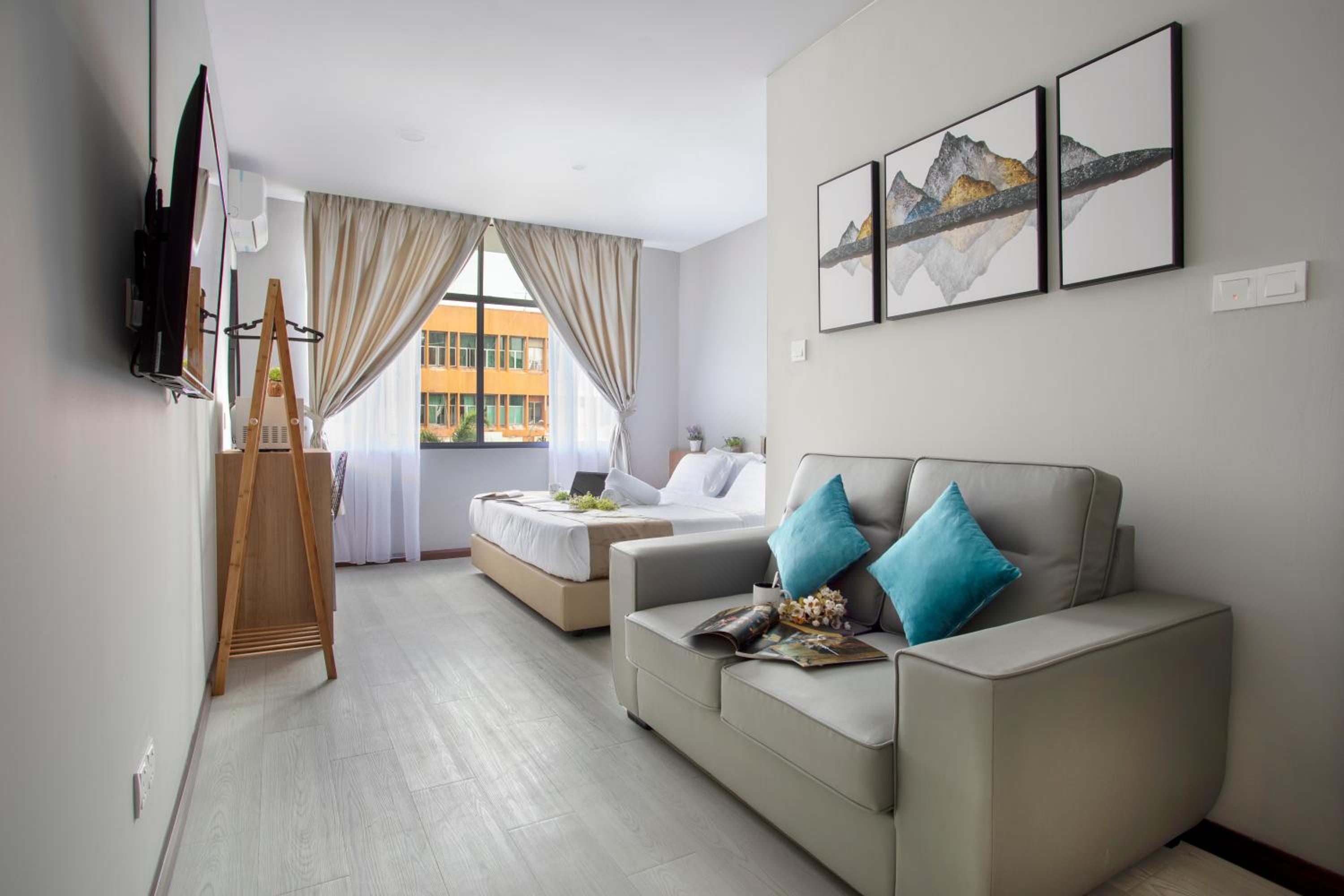 Minimalist King Suite - Photo 16