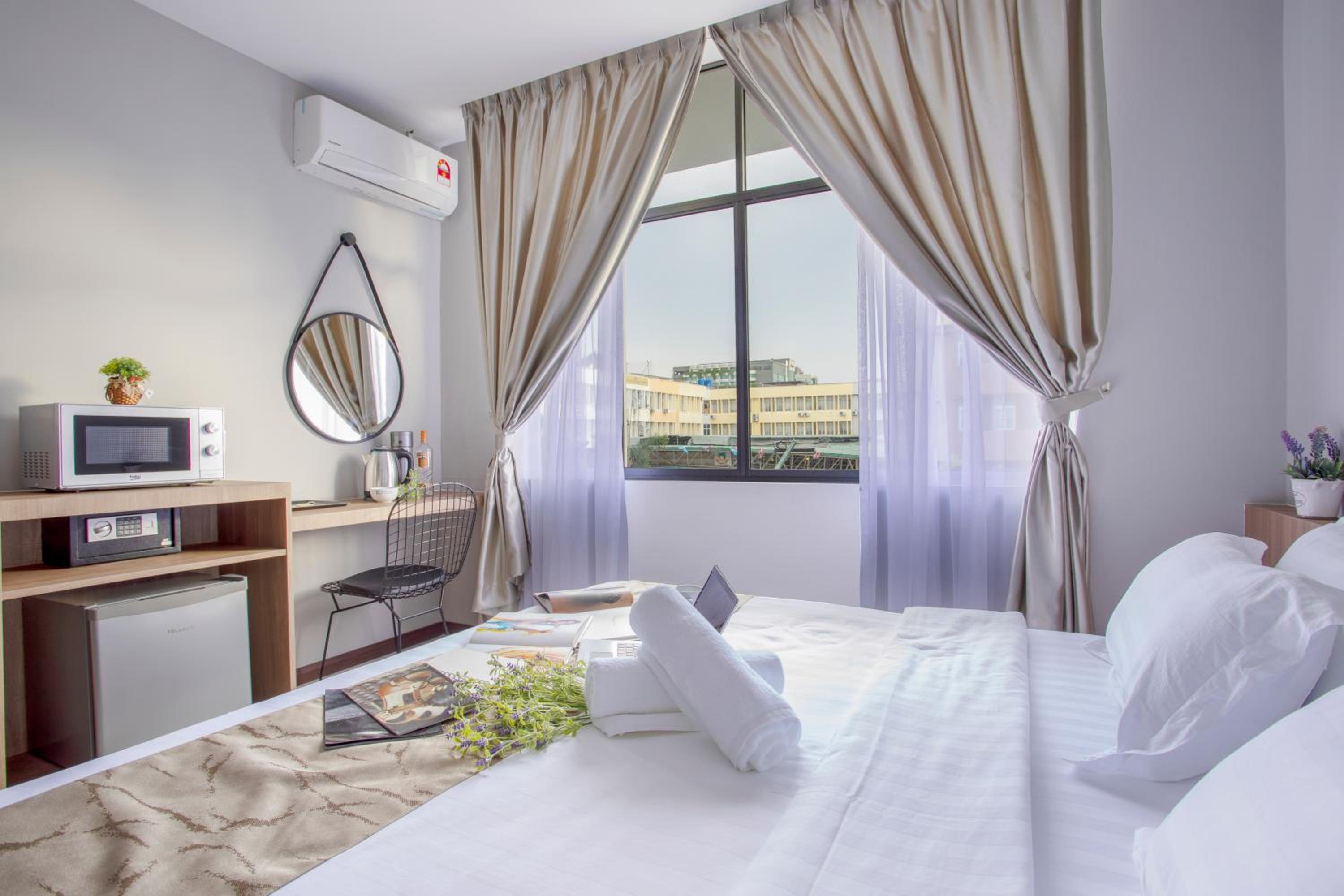 Minimalist King Suite - Photo 3