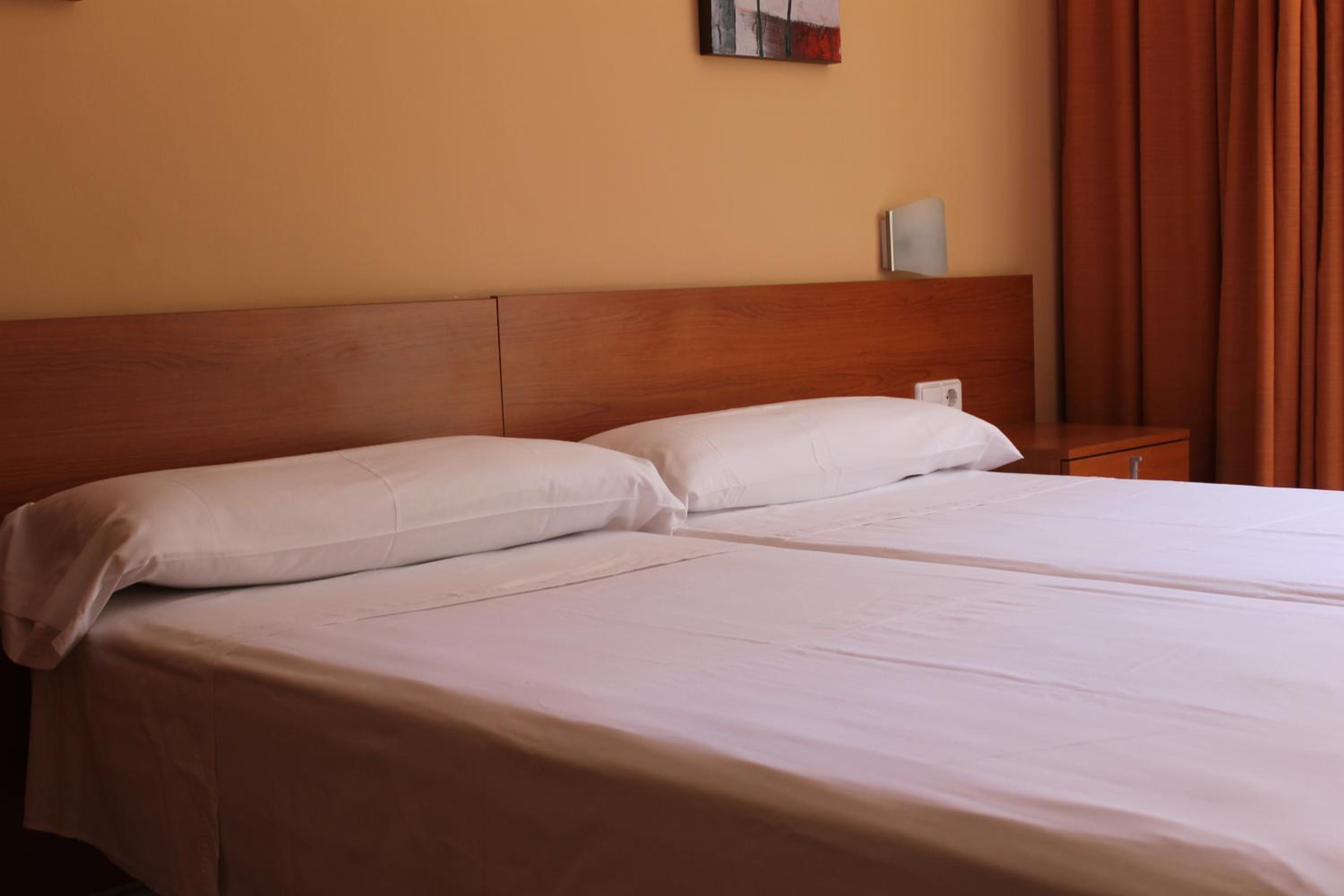 Twin Room with Private Bathroom photo 2
