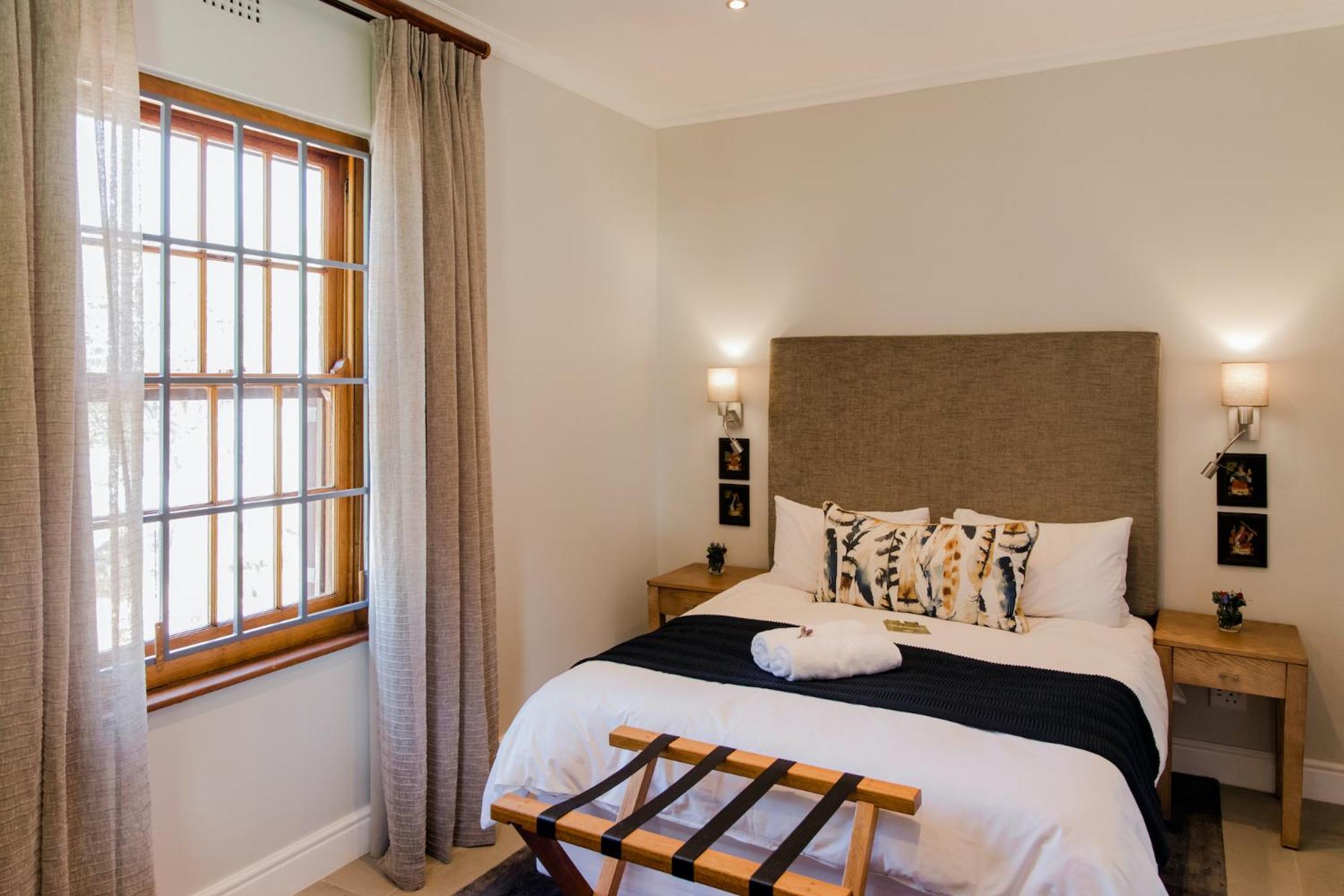 Queen Room with Pool View - Photo 1