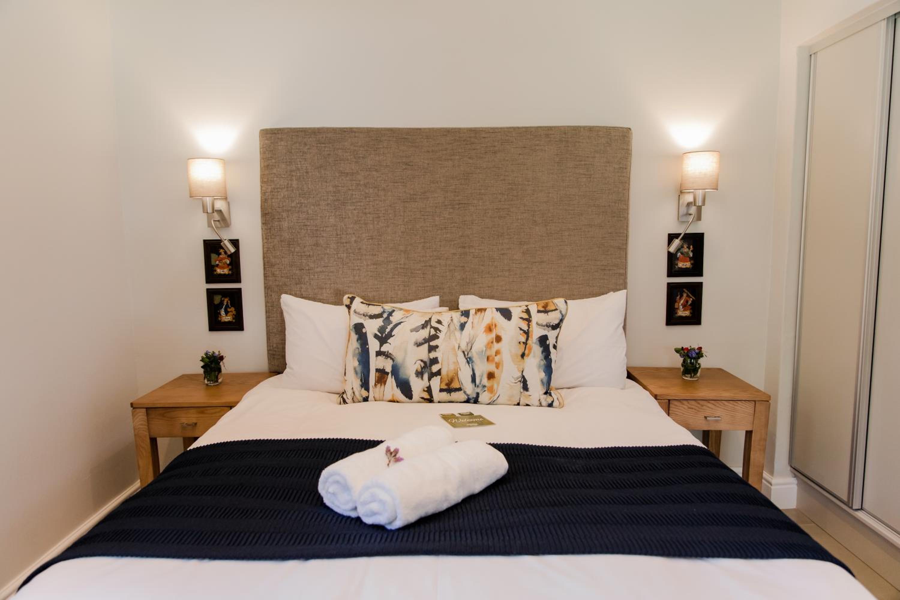 Queen Room with Pool View - Photo 2