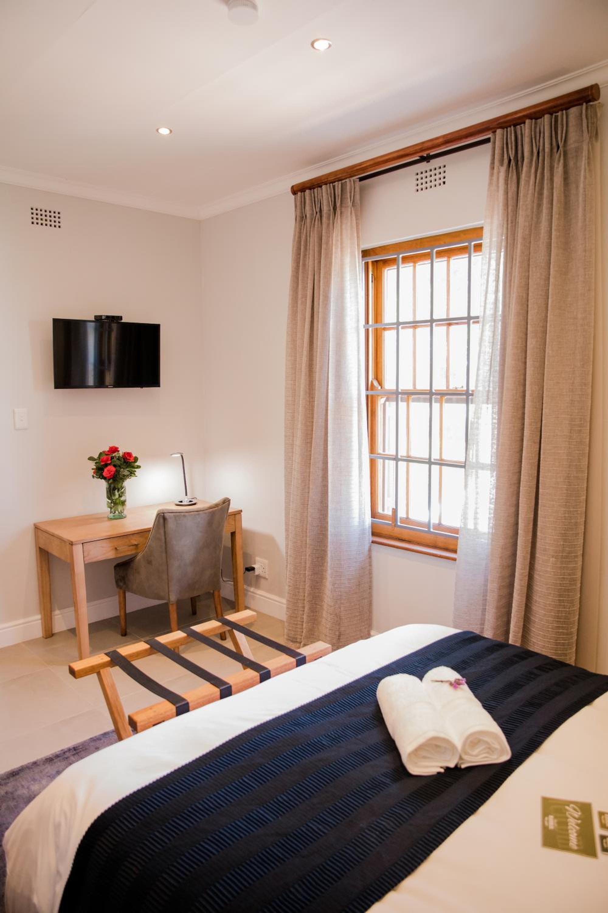 Queen Room with Pool View - Photo 3