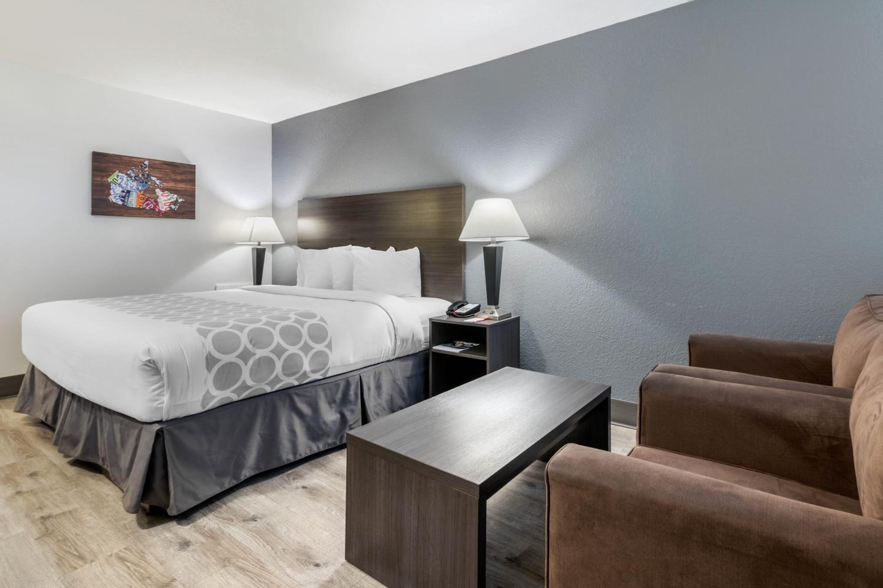Deluxe King Room - Non-Smoking - Photo 2