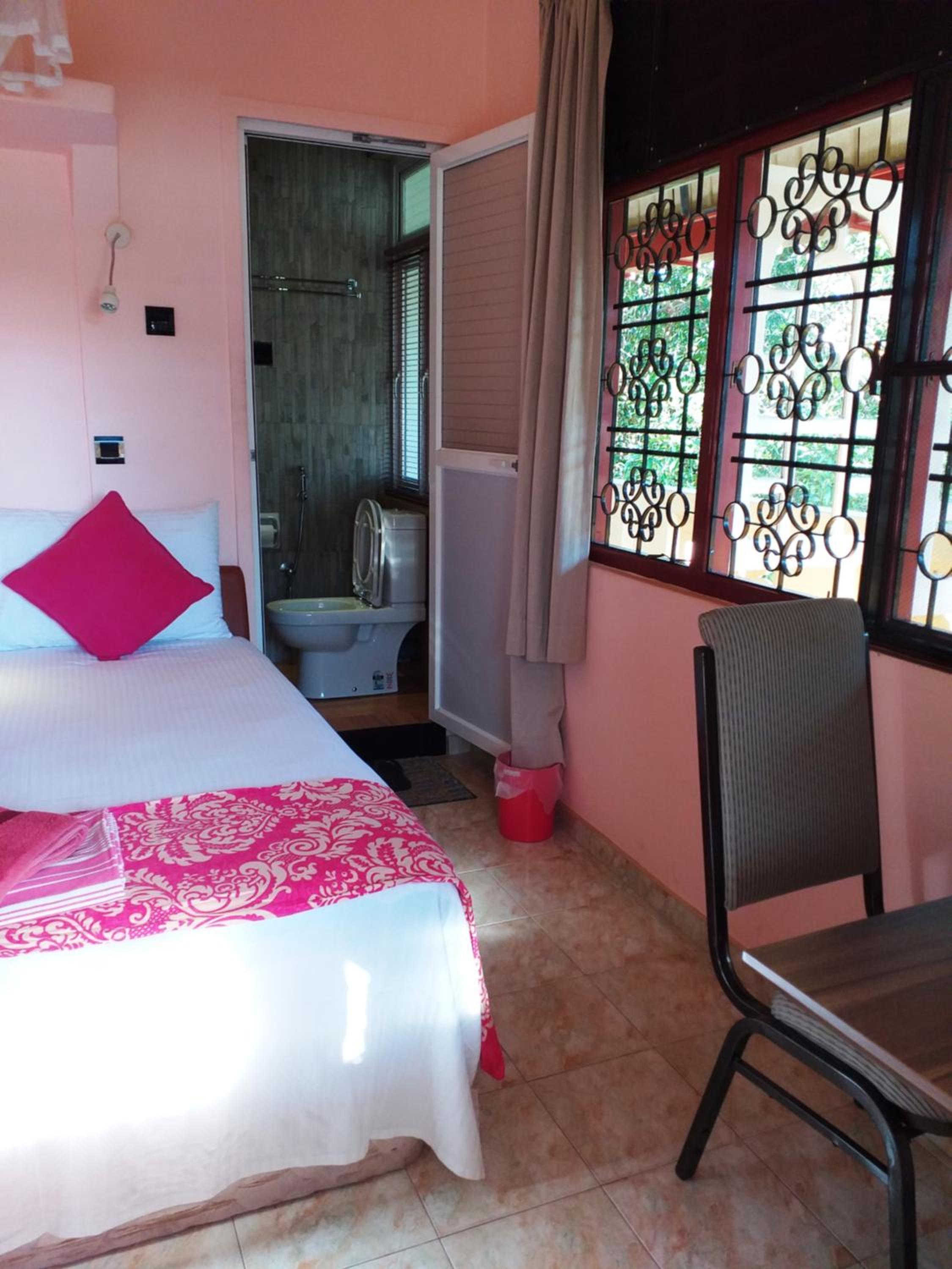 Single or Double Room with Private Bathroom and Fan photo 2