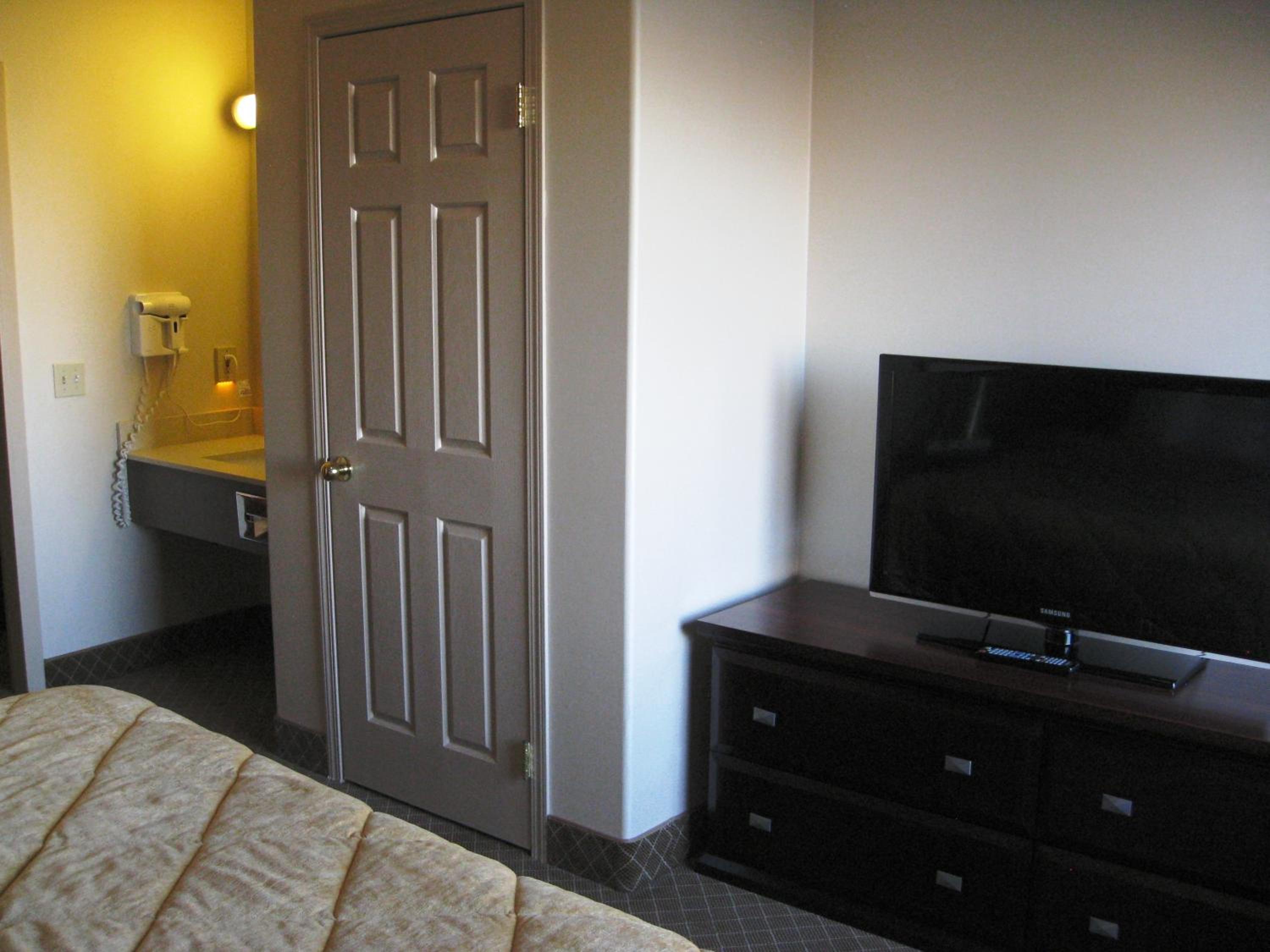 Queen Suite with Sofa Bed - Non-Smoking - Photo 1