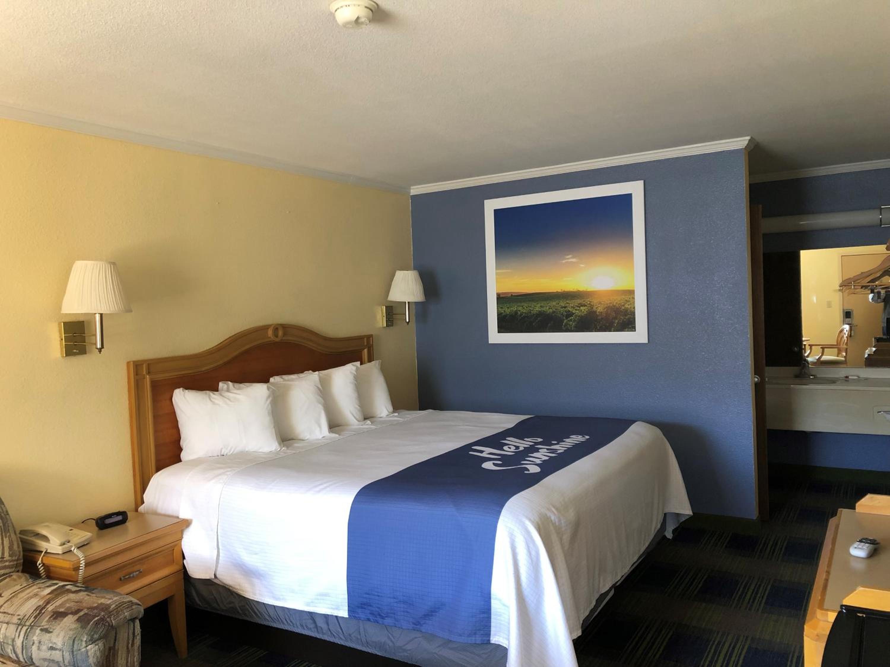 King Room - Non-Smoking - Photo 1