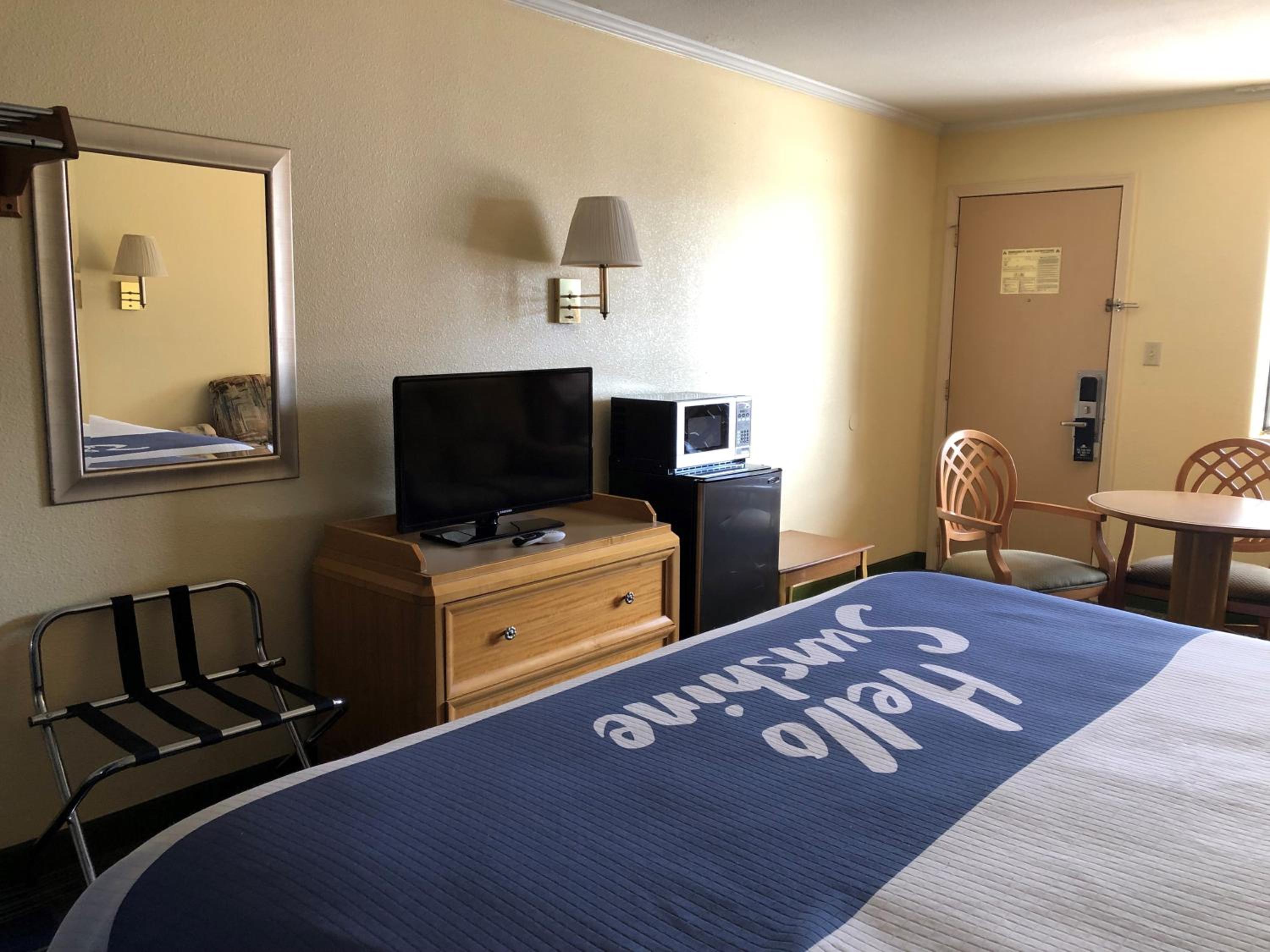 King Room - Non-Smoking - Photo 12