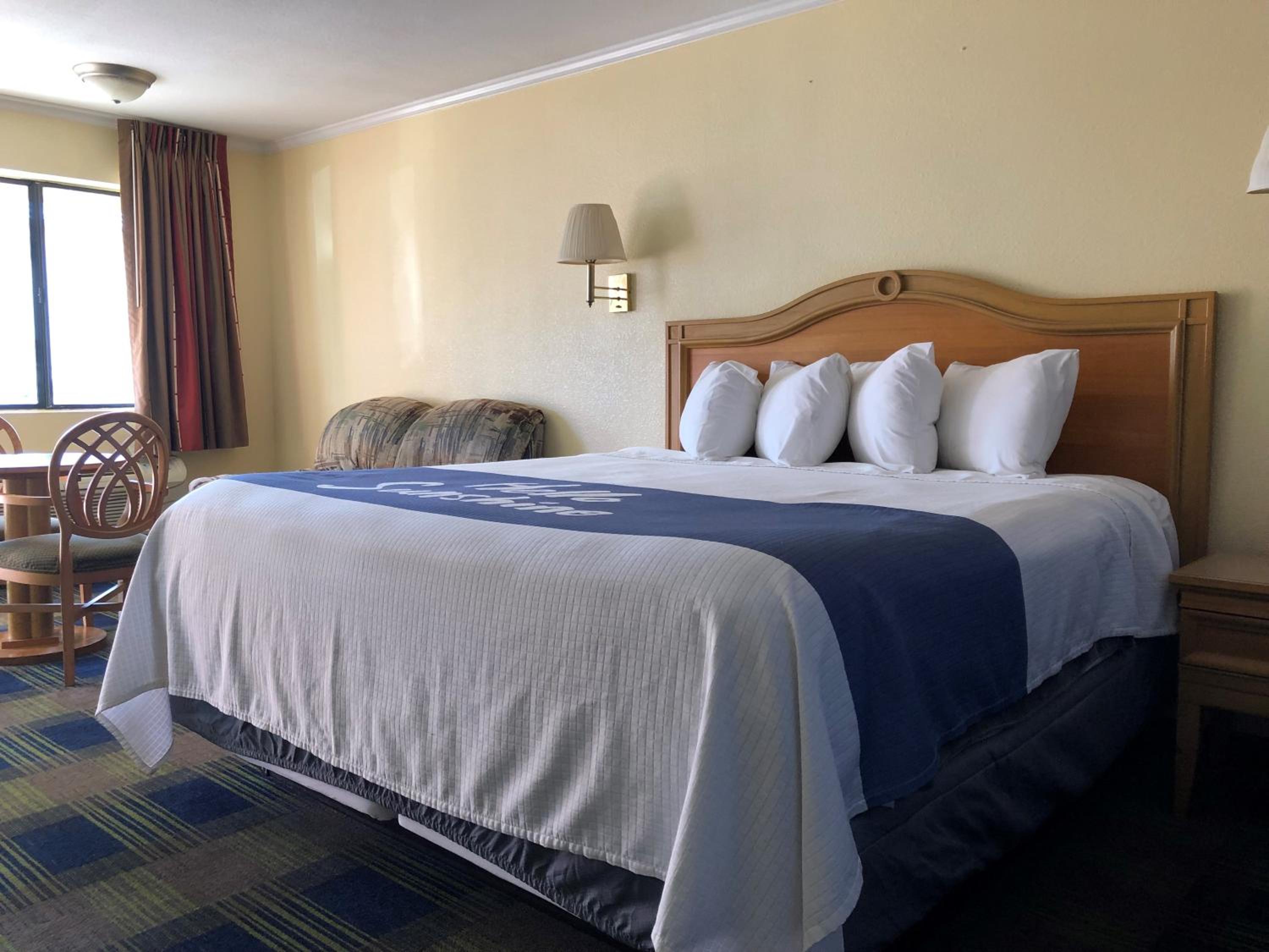 King Room - Non-Smoking - Photo 3