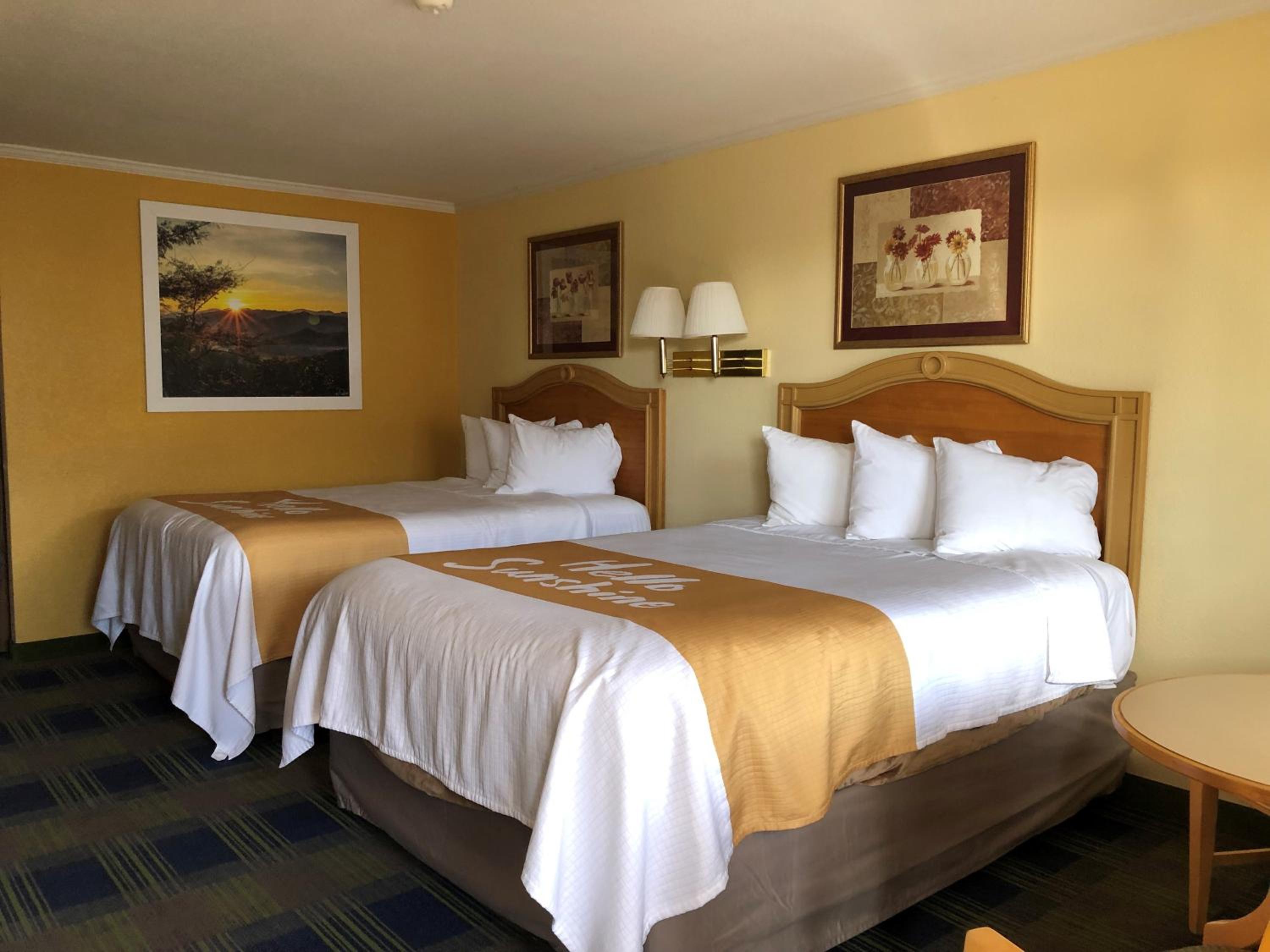 Queen Room with Two Queen Beds - Non-Smoking - Photo 9