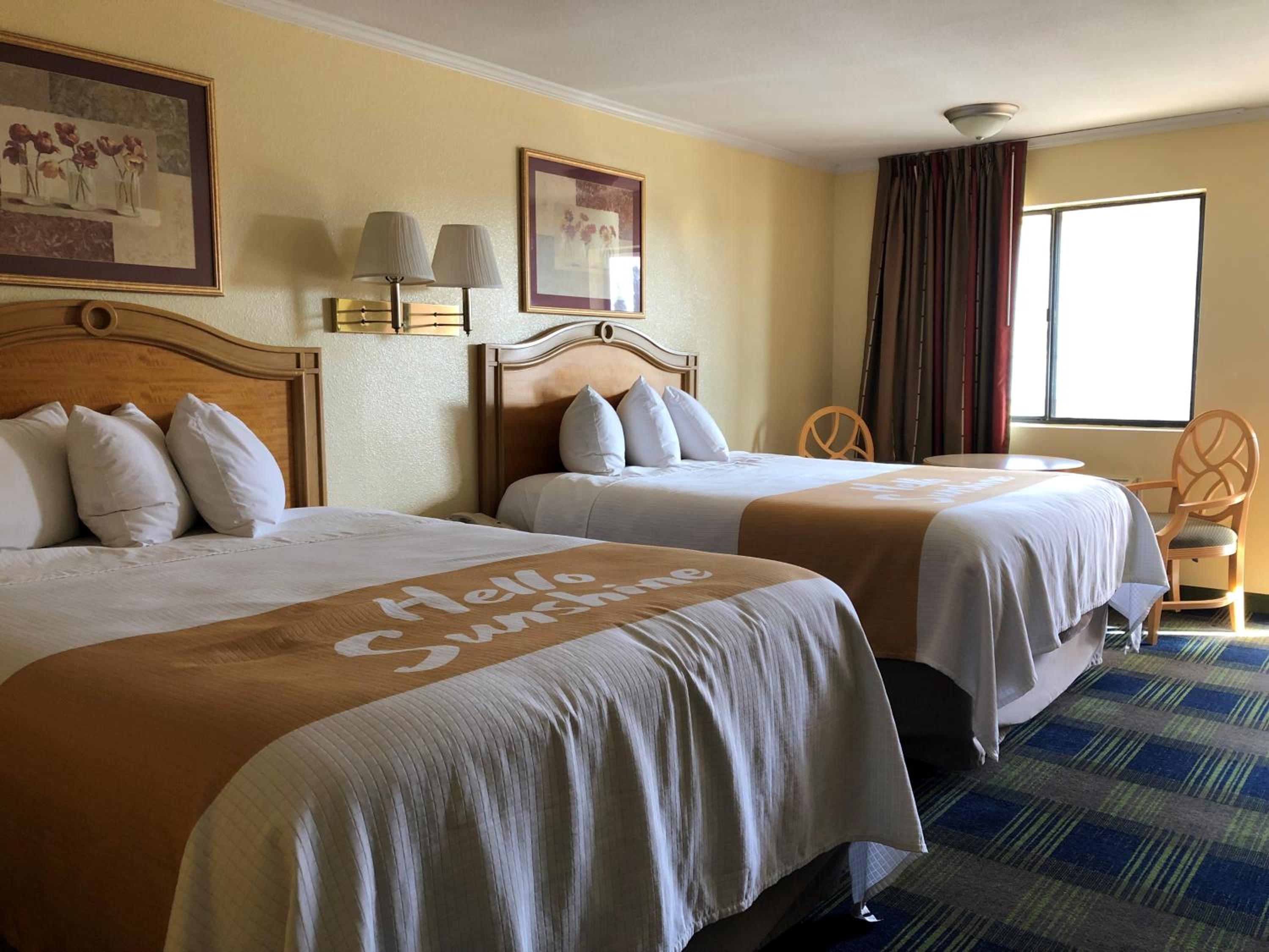 Queen Room with Two Queen Beds - Non-Smoking - Photo 10