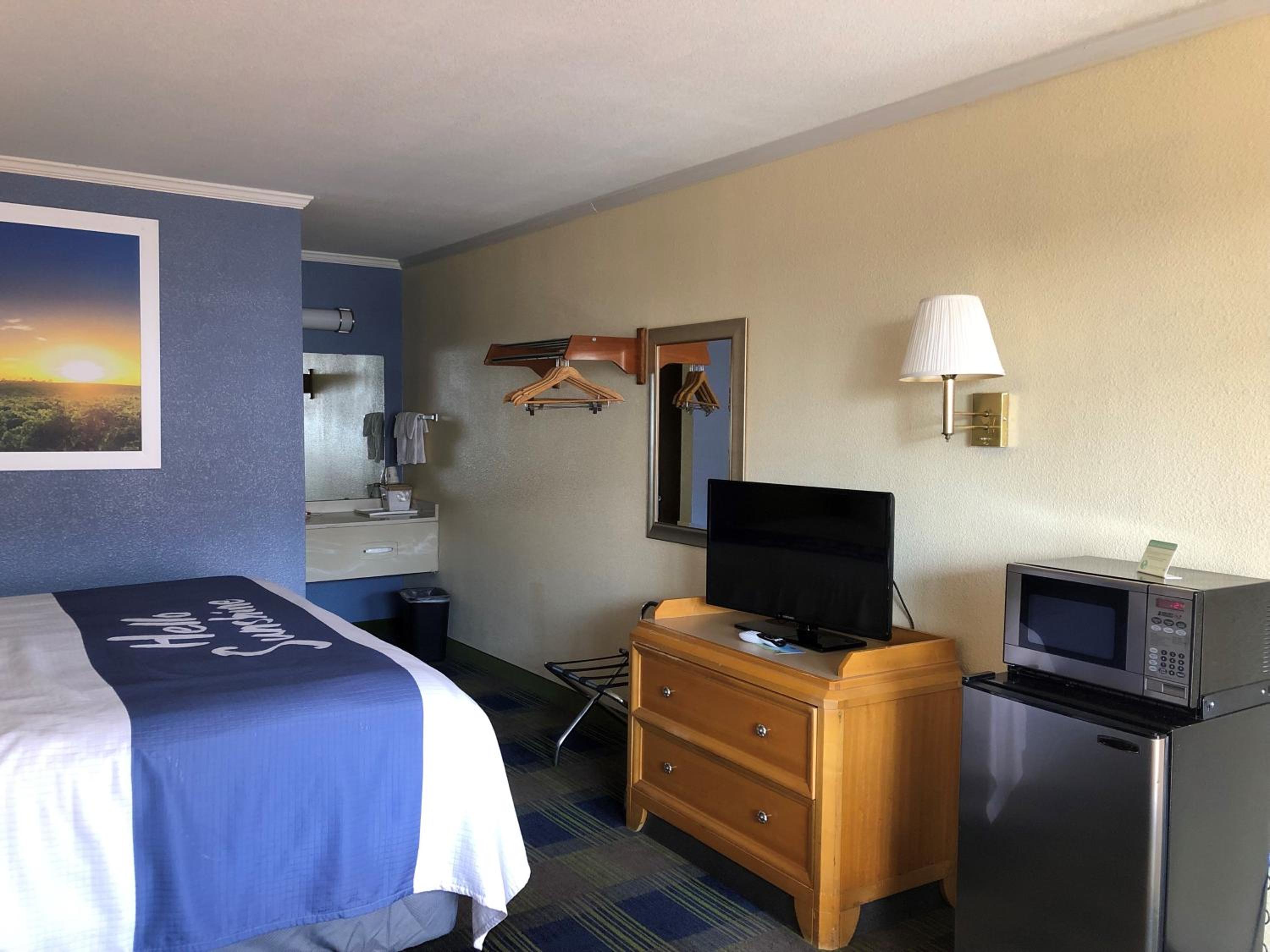 King Room - Non-Smoking - Photo 5