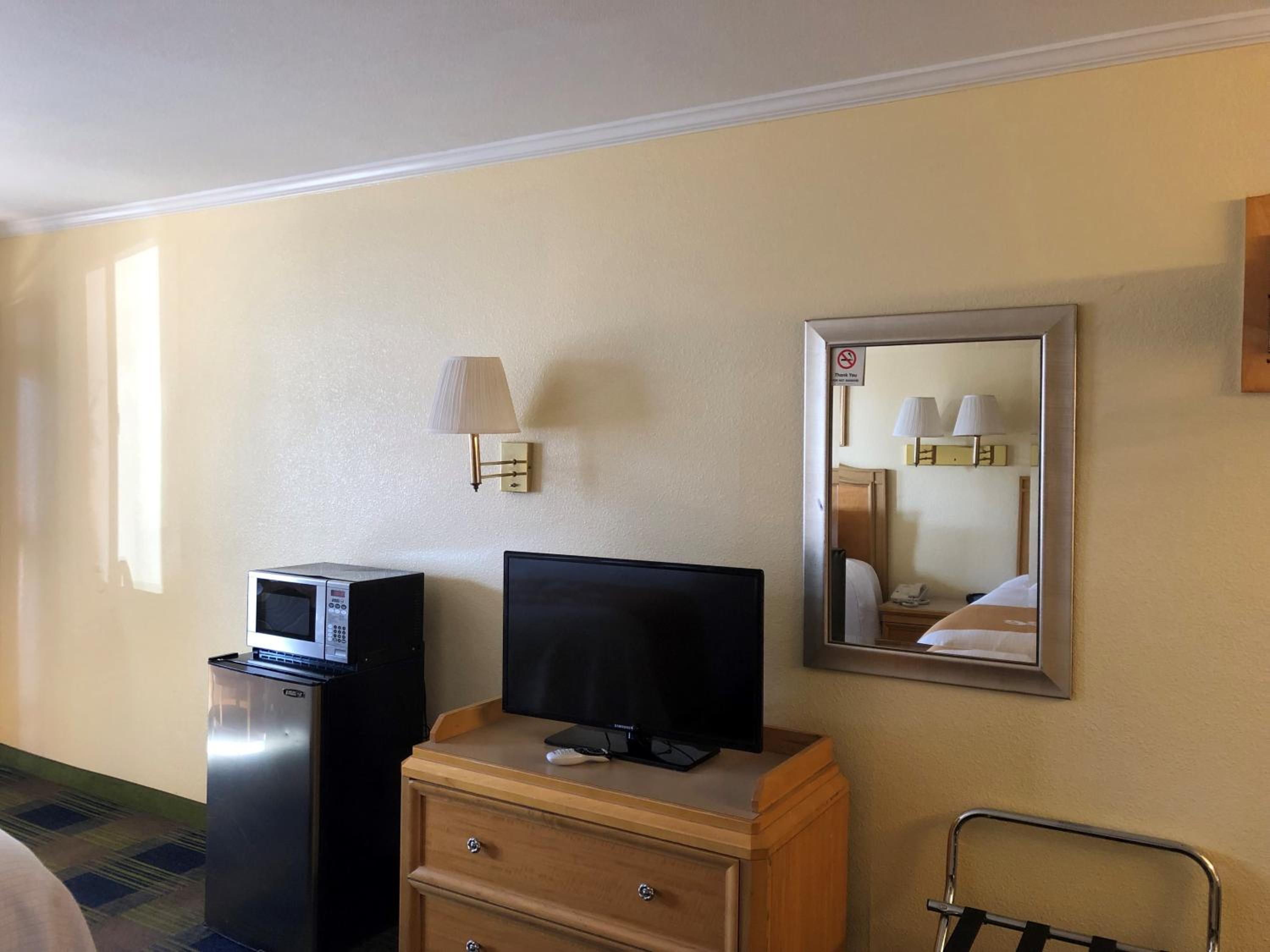Queen Room with Two Queen Beds - Non-Smoking - Photo 1