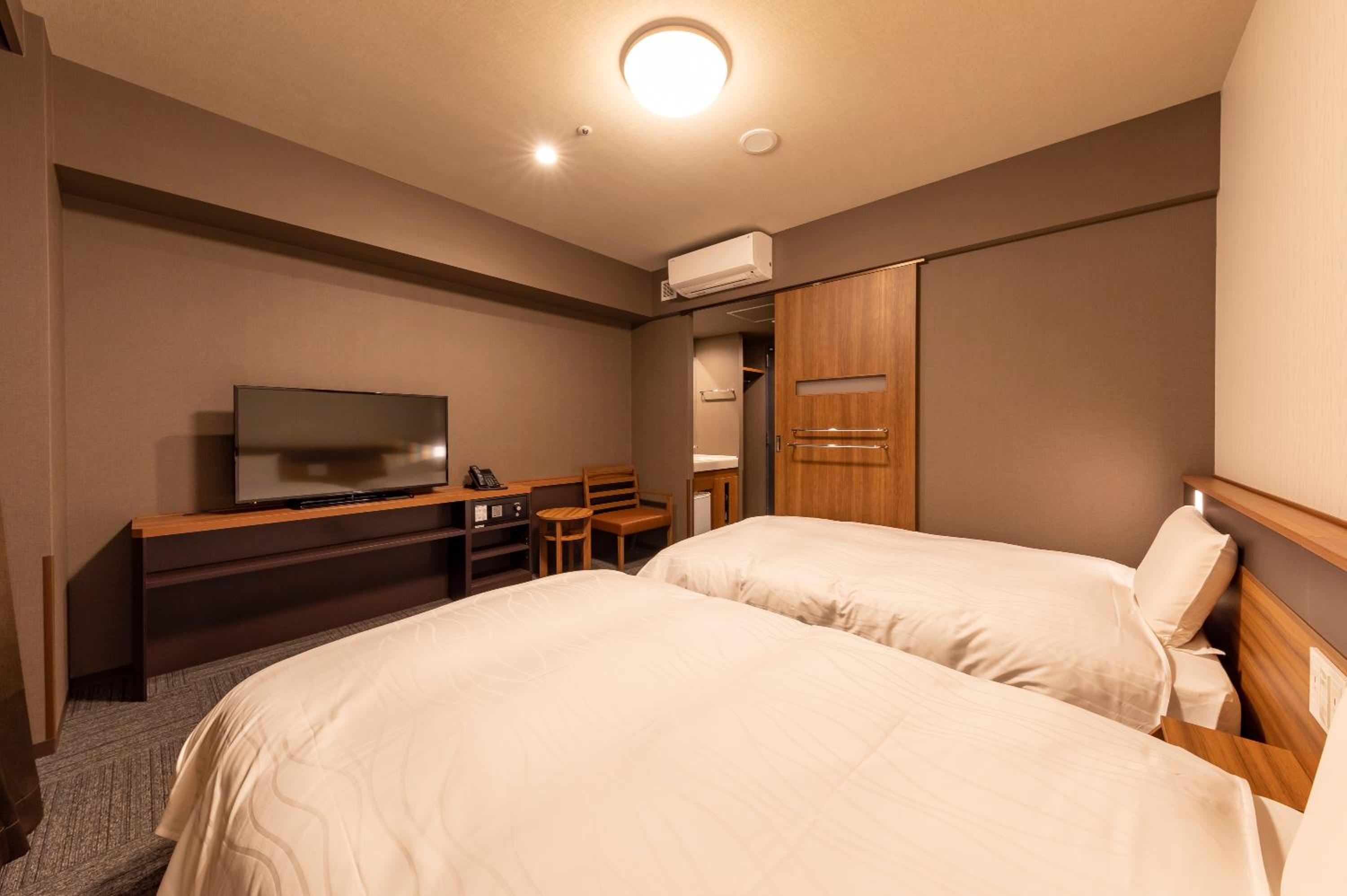 Twin Room - Non-Smoking - Photo 2