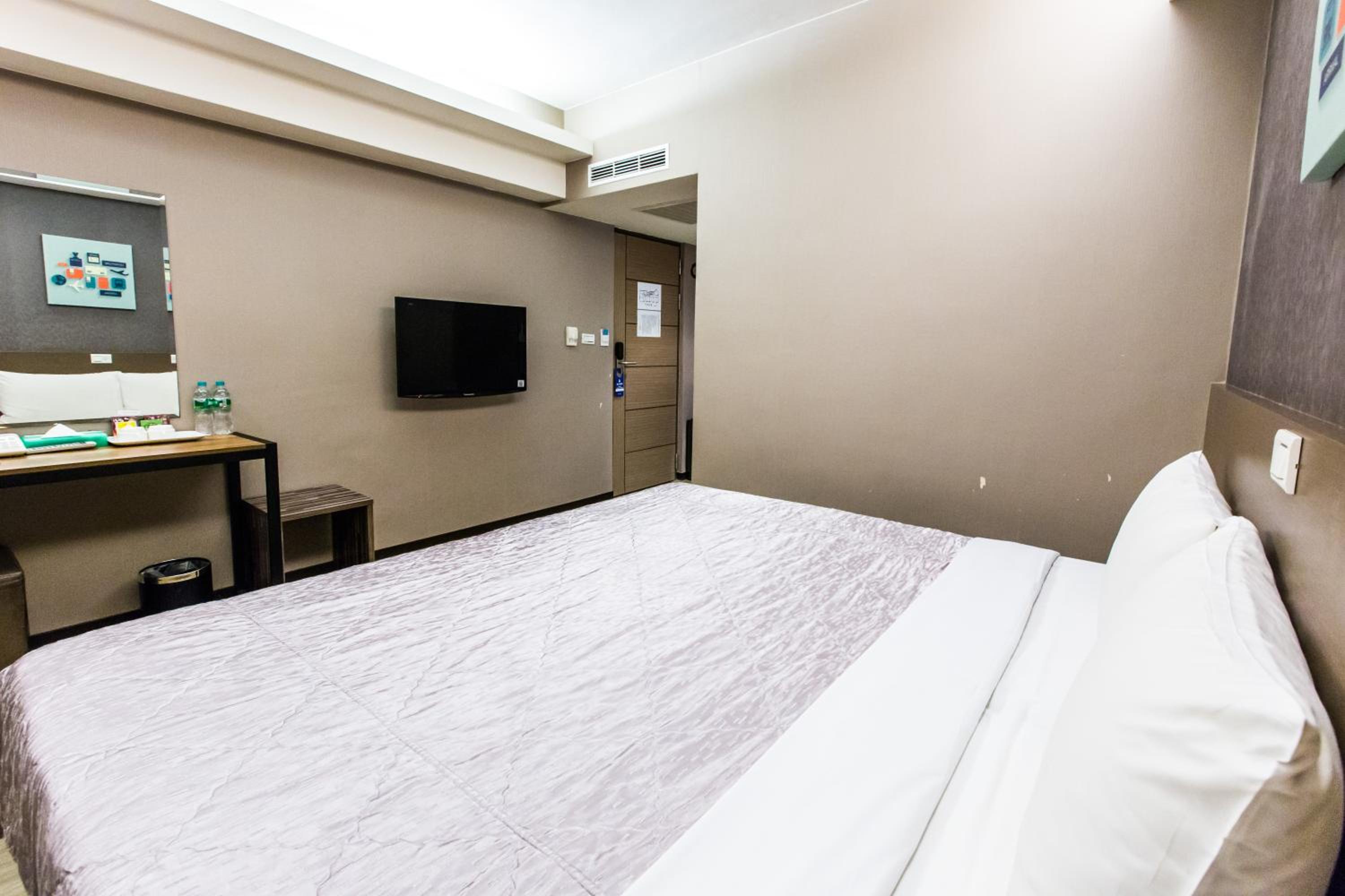 Economy Double Room (Noise Tolerance Required) - Photo 2