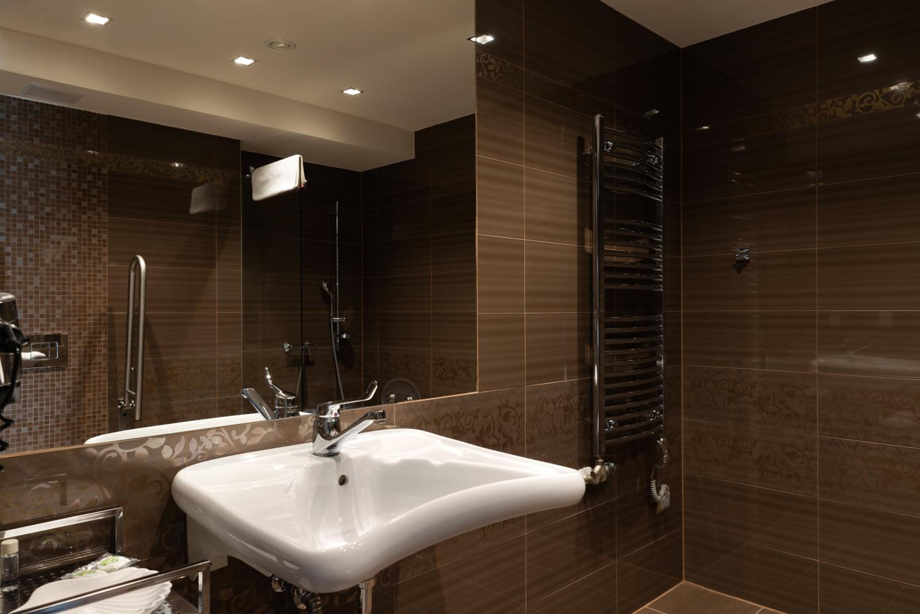 Deluxe Double or Twin Room - Disability Access with Wellness Access photo 3