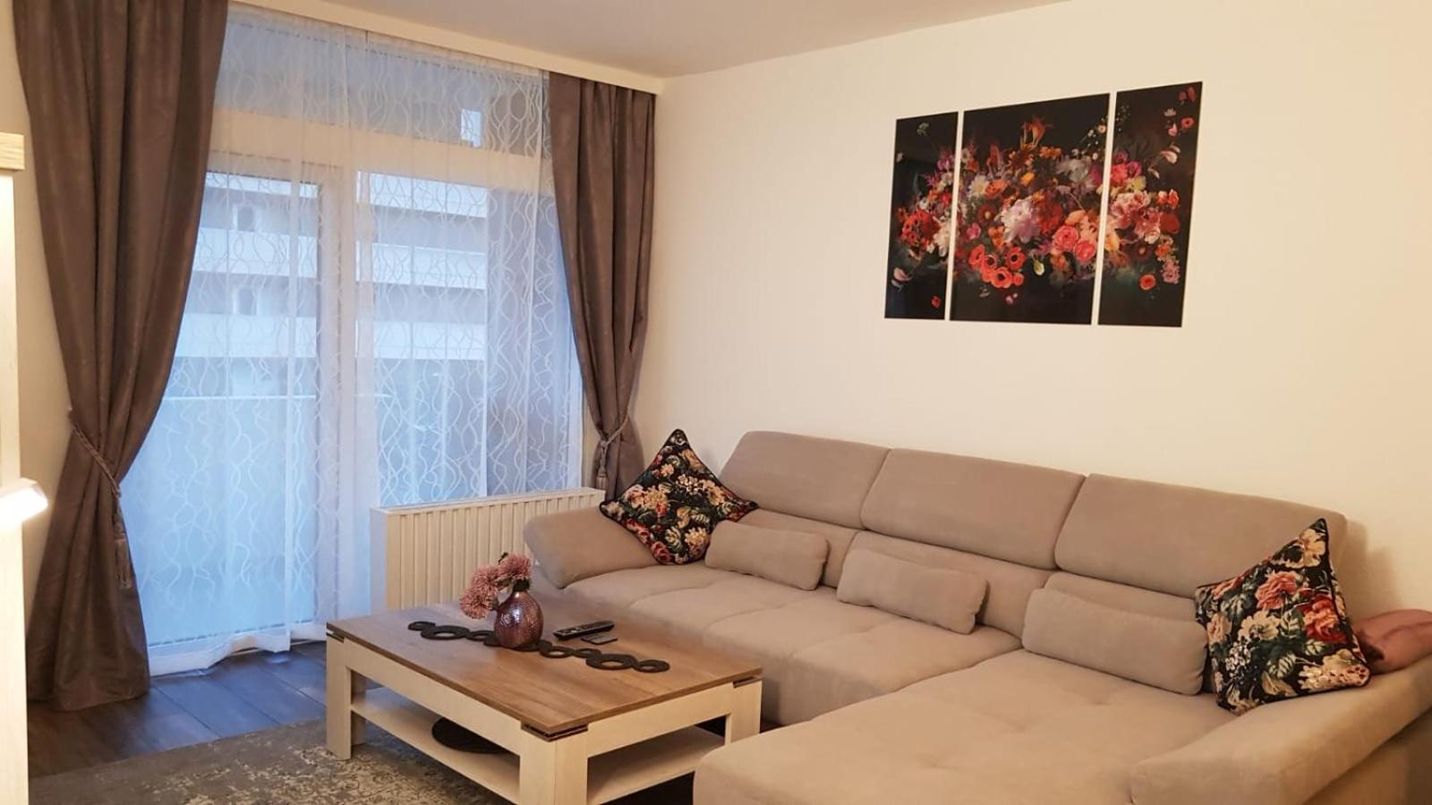 One-Bedroom Apartment - Photo 2