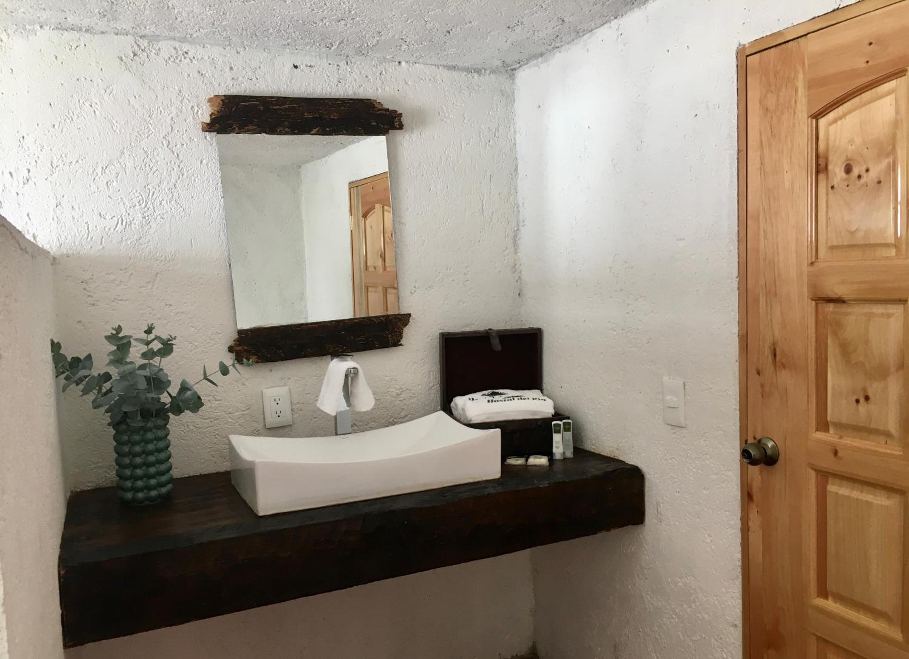 Deluxe King Room - Photo 10