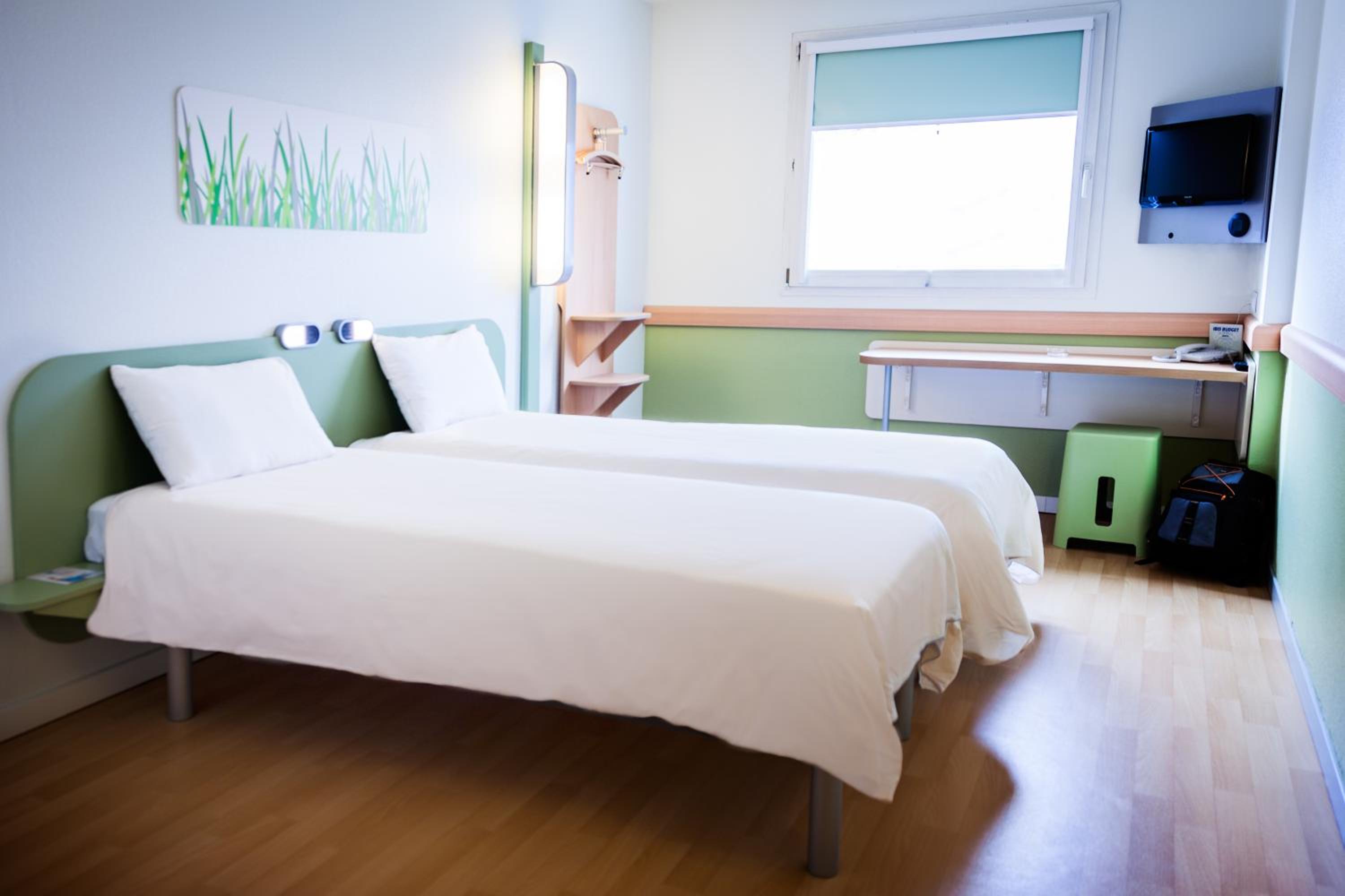 Standard Room with 2 Single Beds - Photo 9