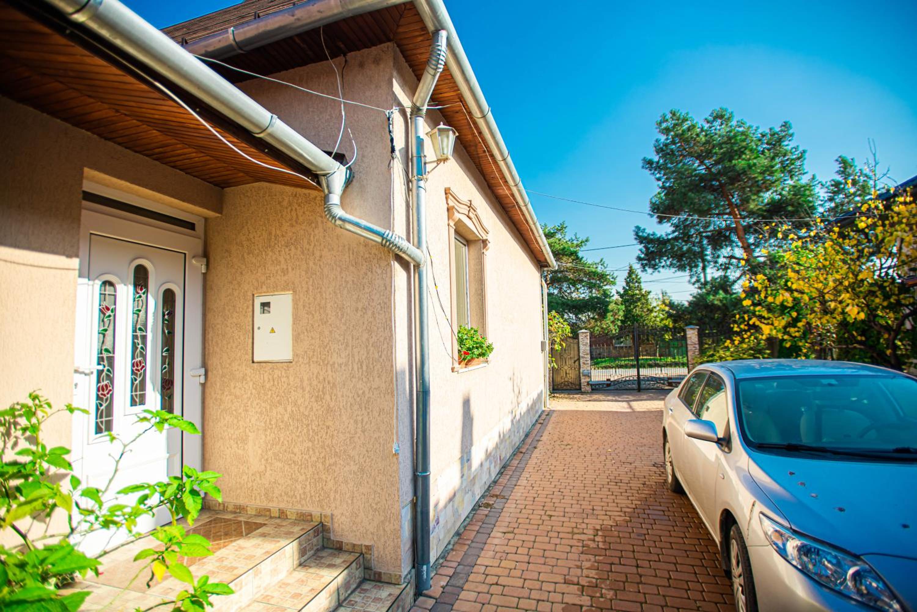 Three-Bedroom House photo 3