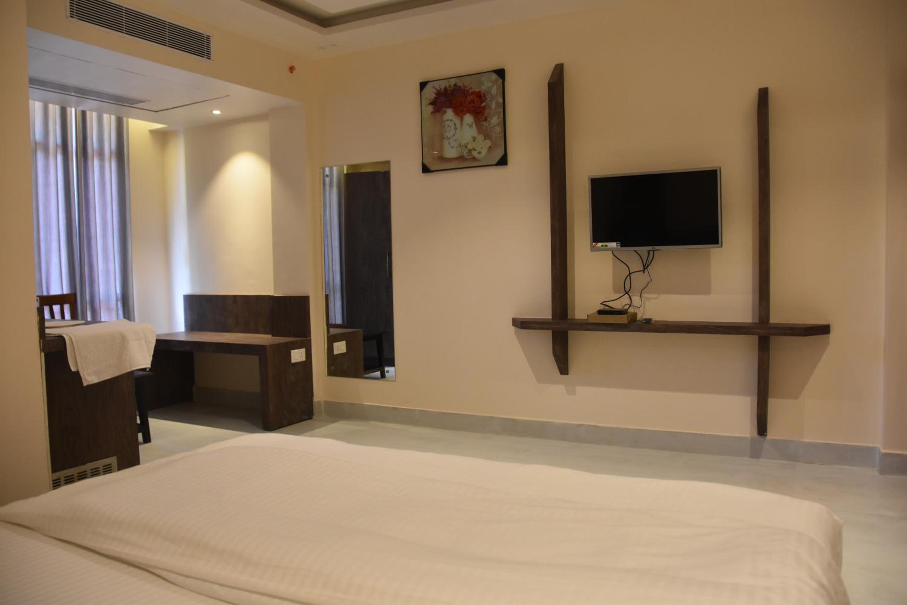 Deluxe Double Room (2 Adults + 1 Child) - Photo 8