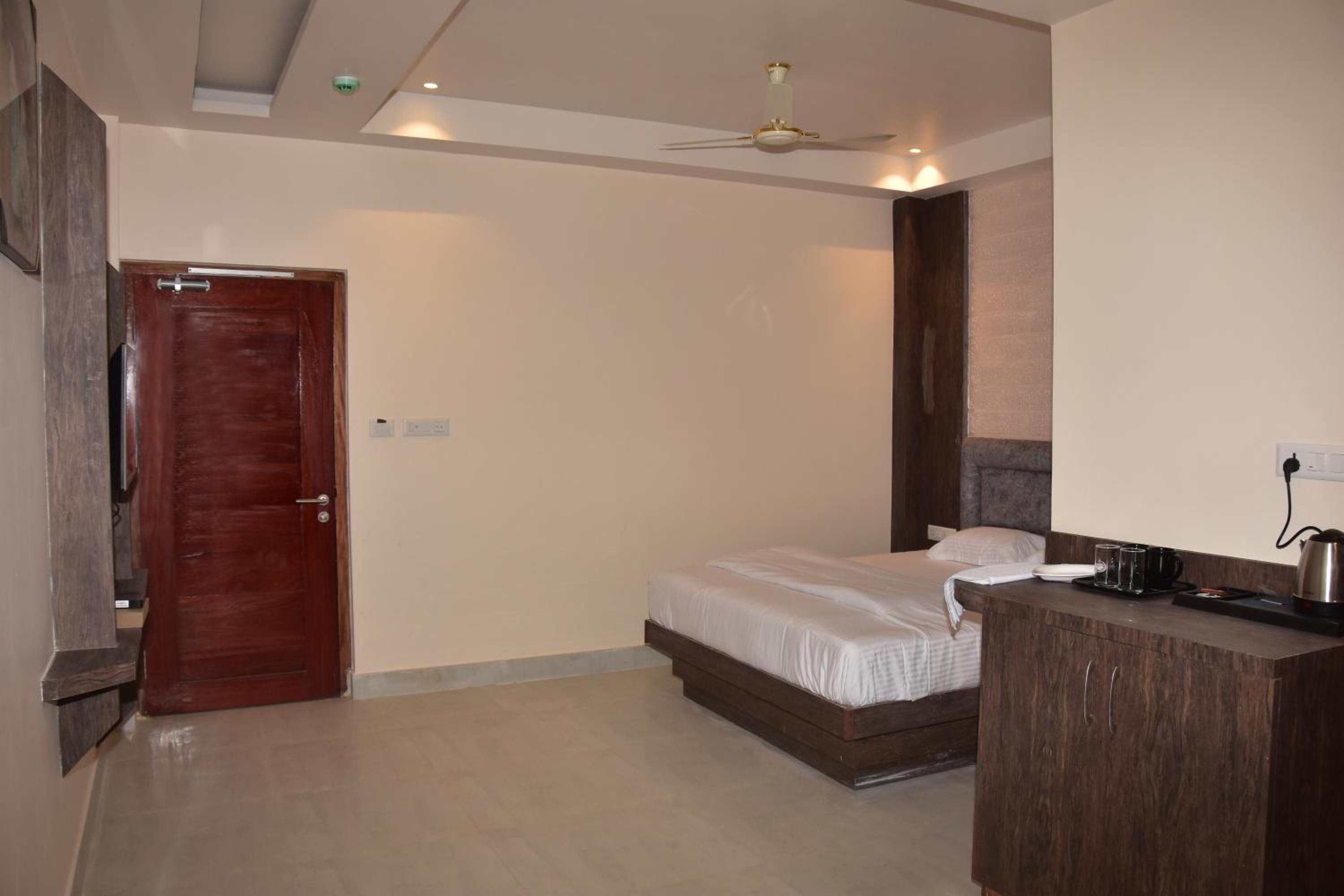 Deluxe Double Room (2 Adults + 1 Child) - Photo 7