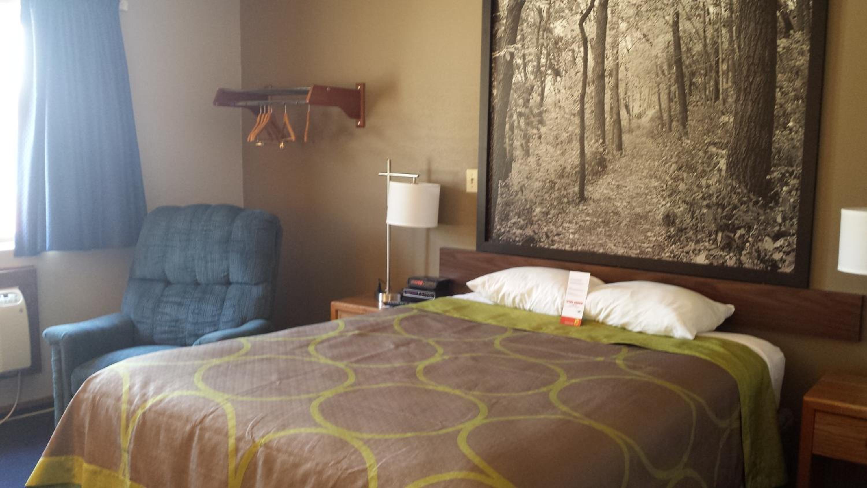 Queen Room - Non-Smoking - Photo 4