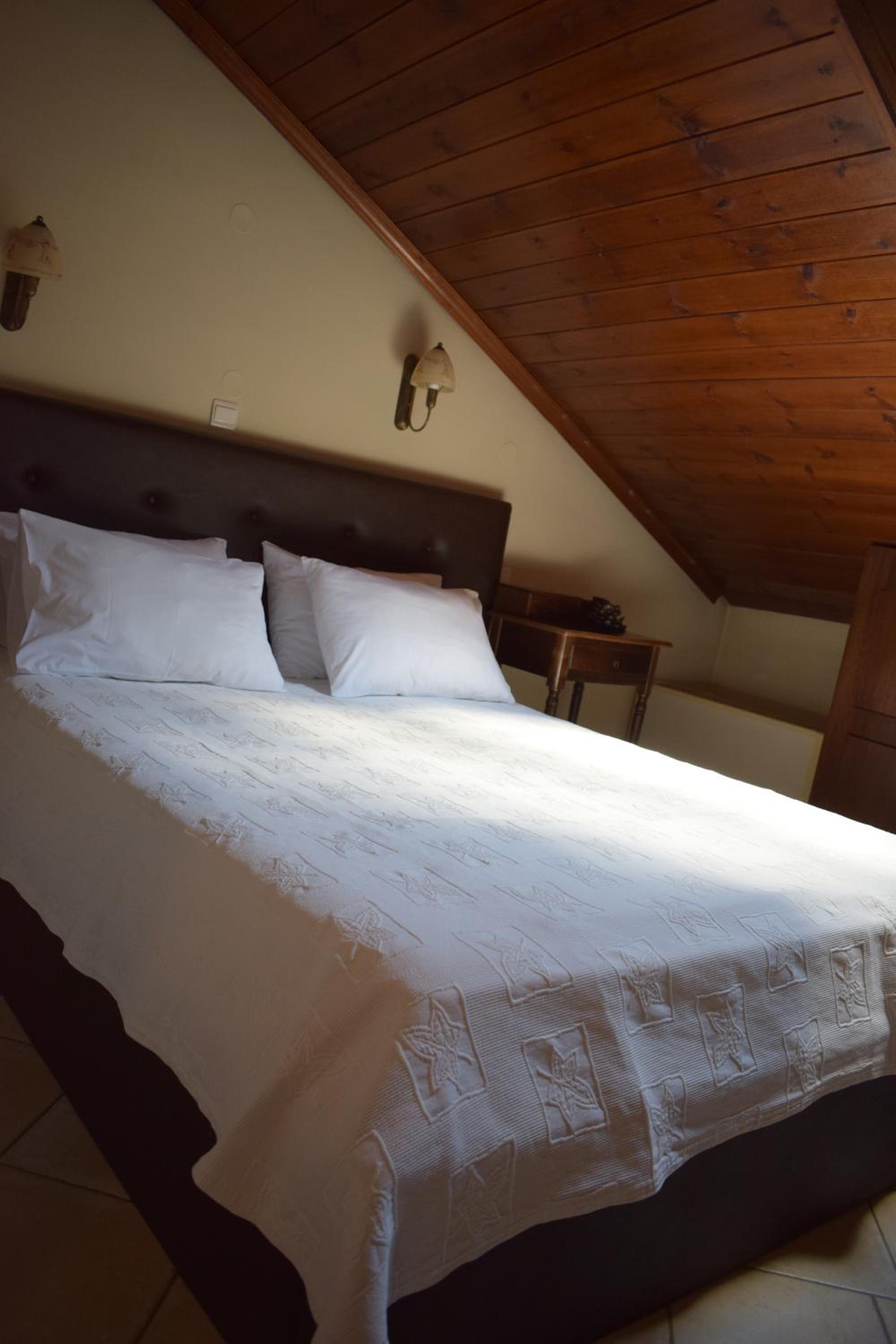 Double or Twin Room - Photo 8