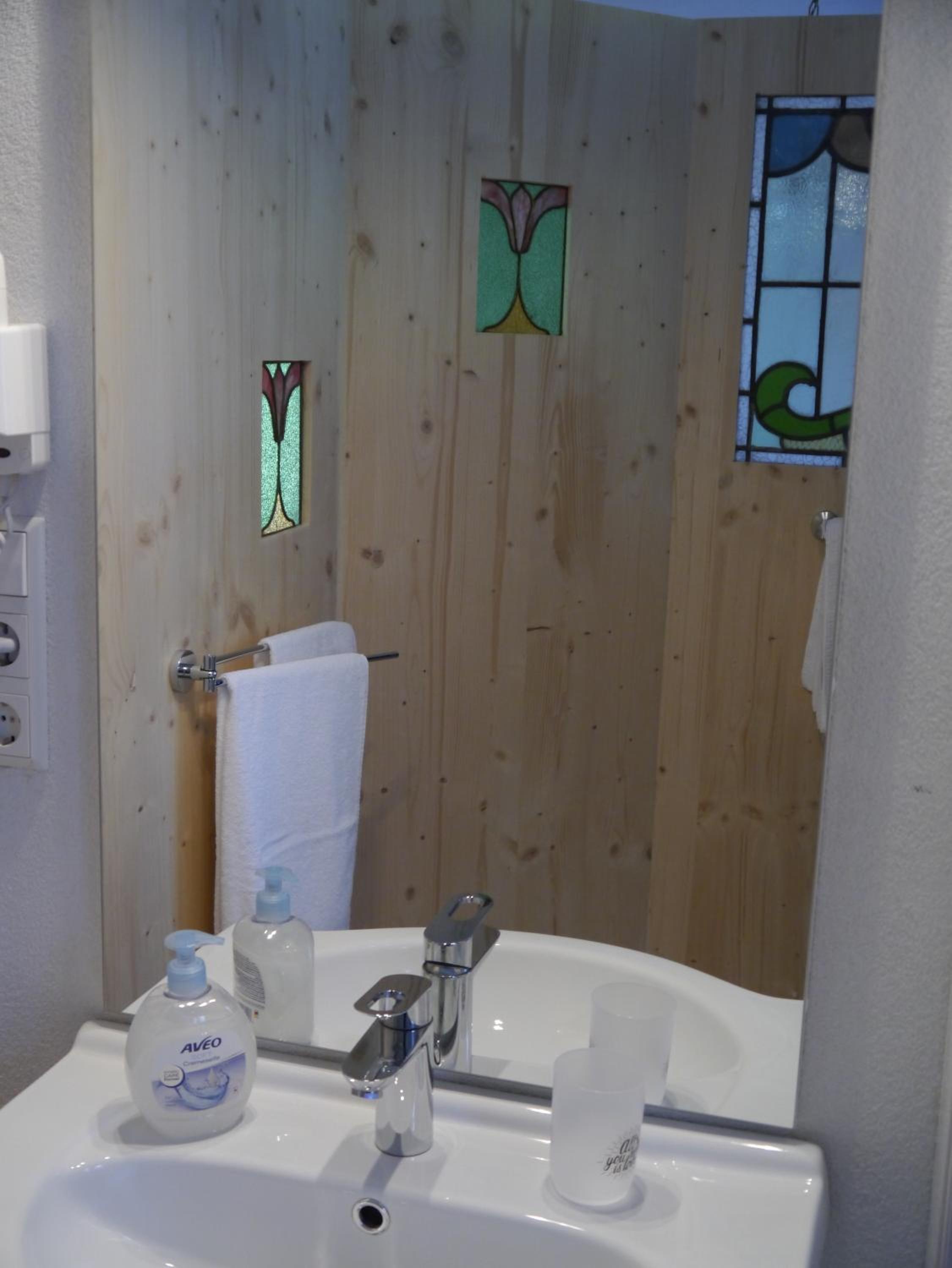 Double or Twin Room with Shower - Photo 3