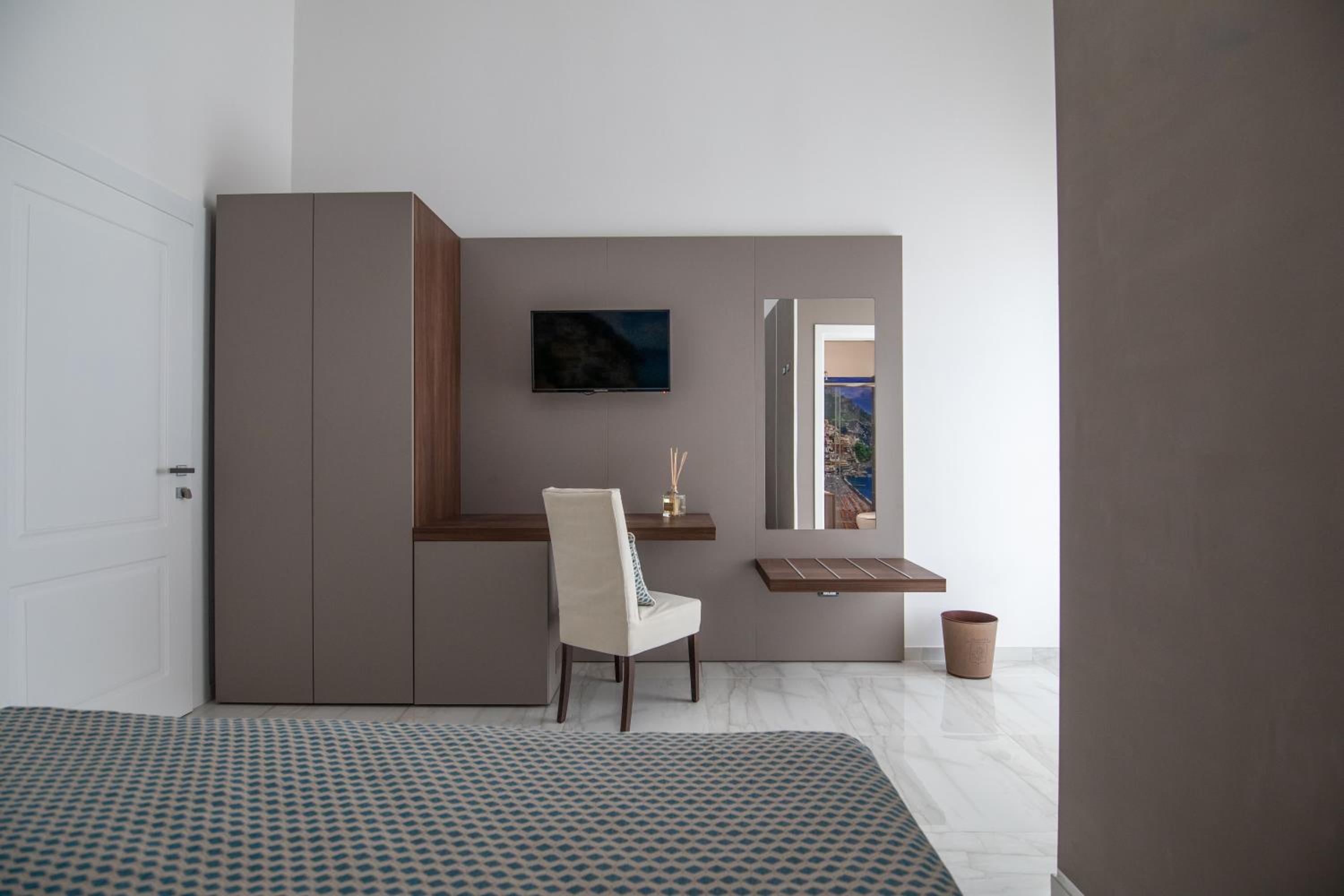 Double Room with Balcony - Photo 6
