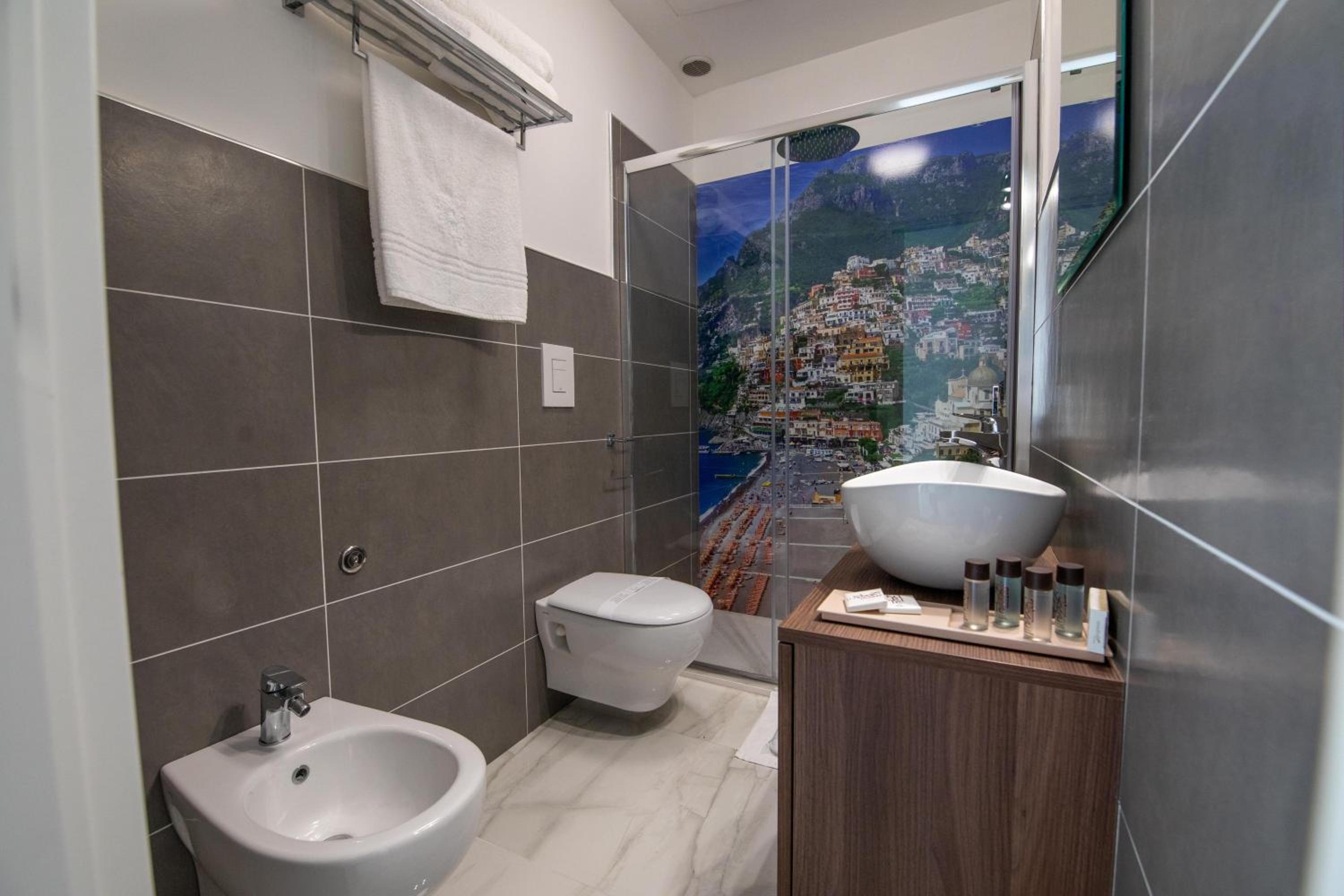 Double Room with Balcony - Photo 21