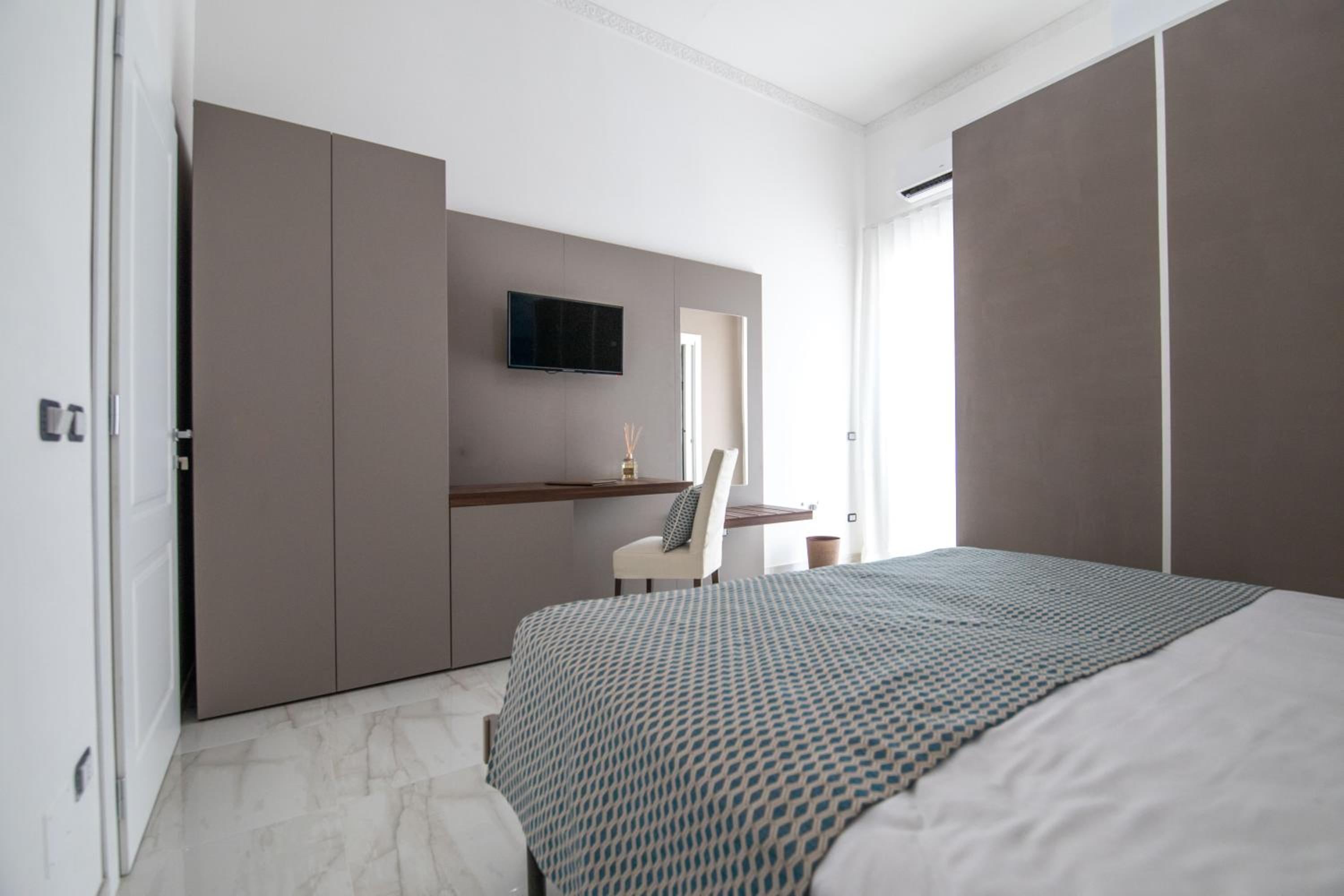 Double Room with Balcony - Photo 20