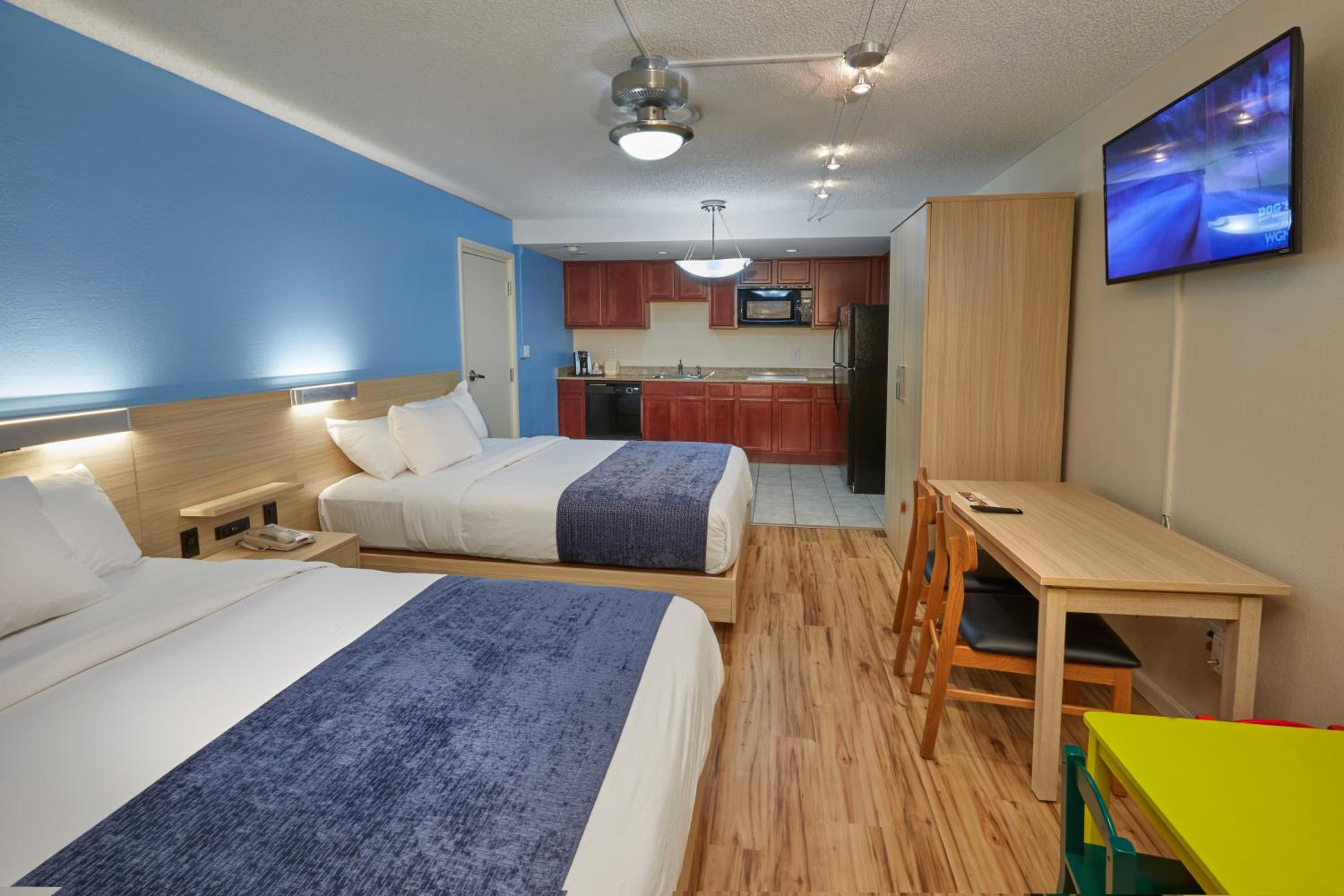 Queen Suite with Four Queen Beds - Non-Smoking - Photo 3