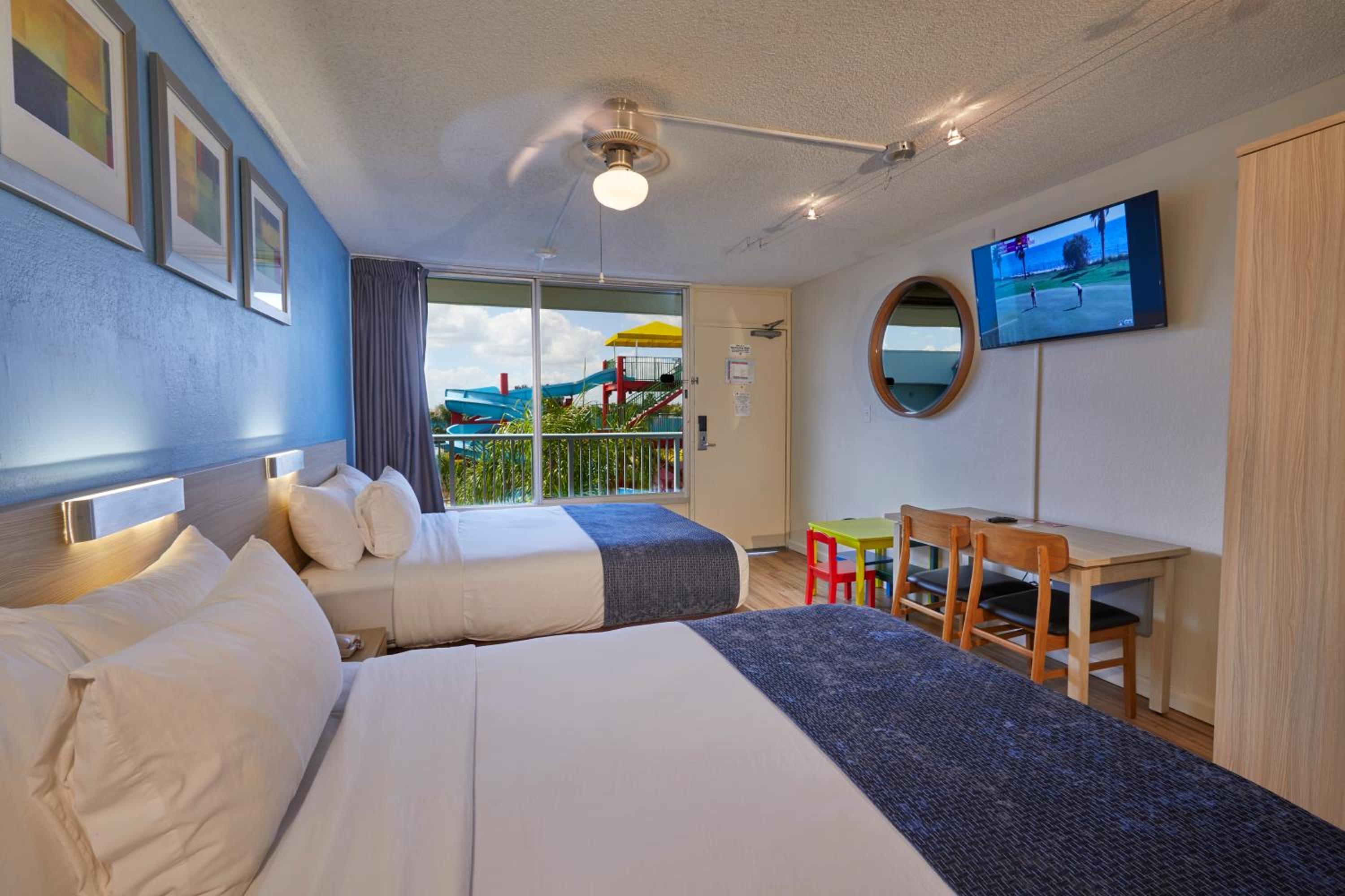 Queen Suite with Four Queen Beds - Non-Smoking - Photo 2