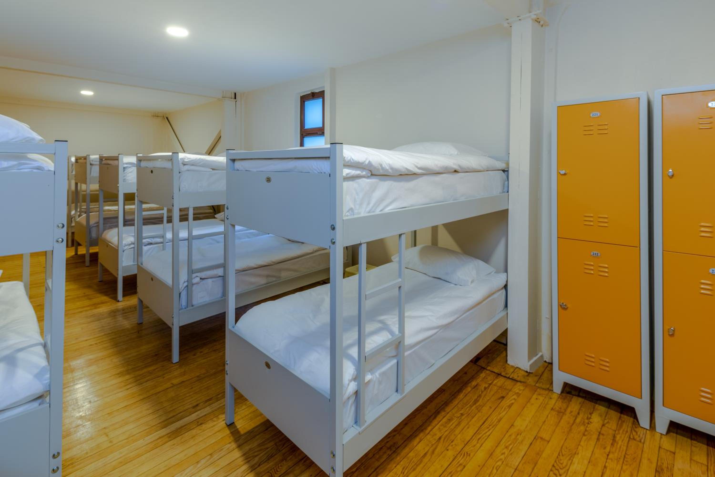 Bed in 8-Bed Mixed Superior Dormitory Room photo 1
