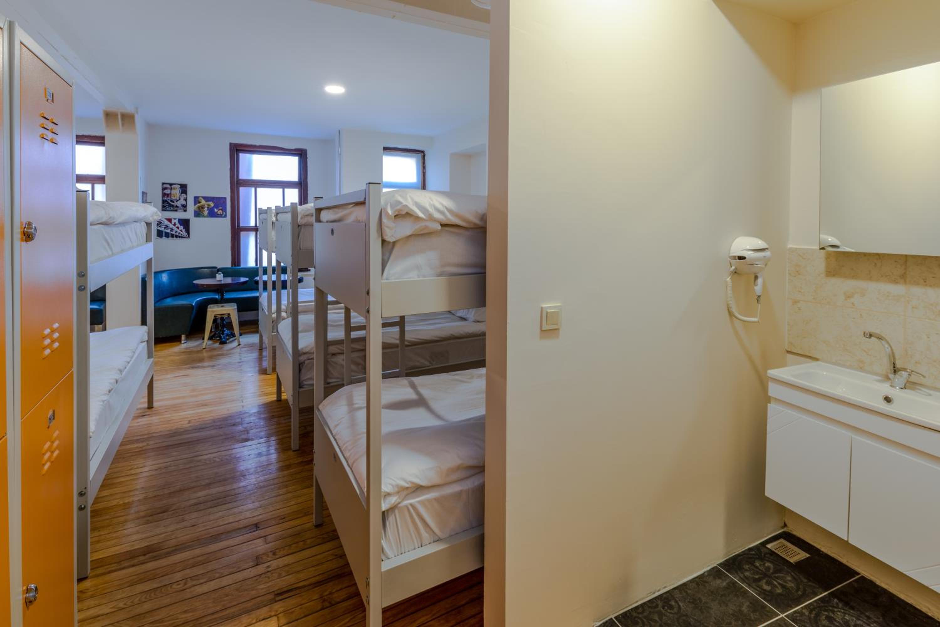 Bed in 12-Bed Mixed Superior Dormitory Room photo 3