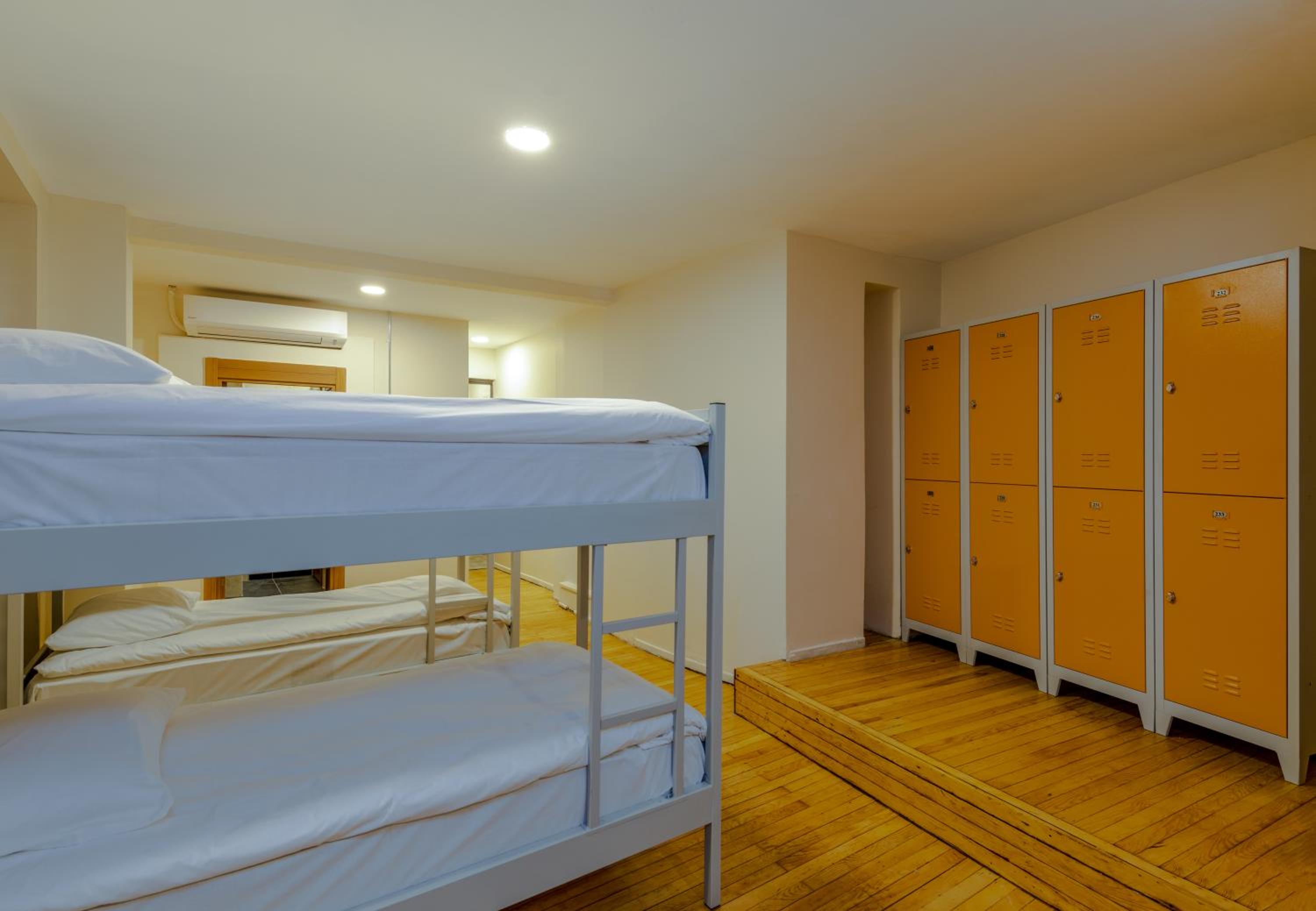 Bed in 8-Bed Mixed Dormitory Room photo 2