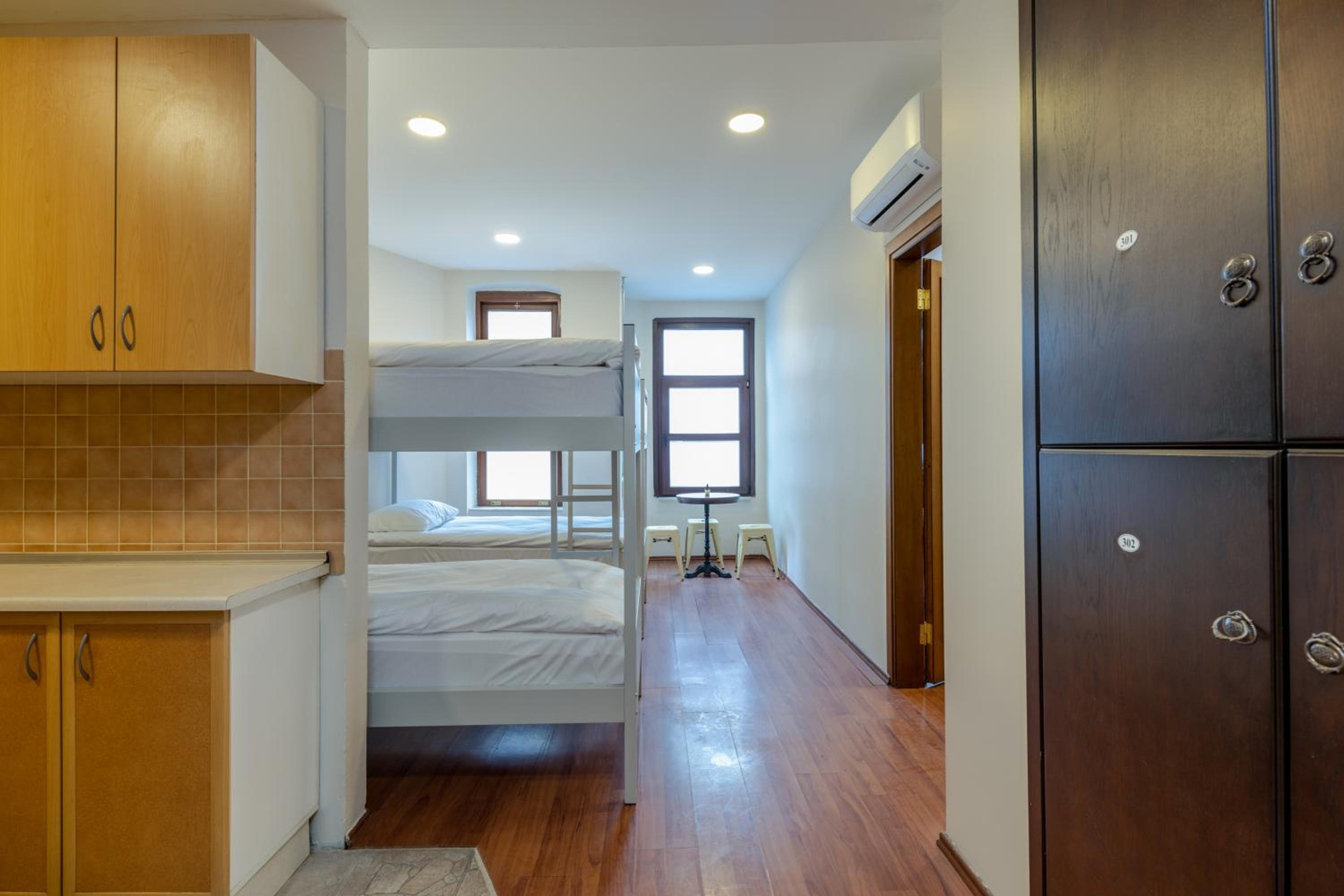 Bed in 6-Bed Mixed Dormitory Room photo 2