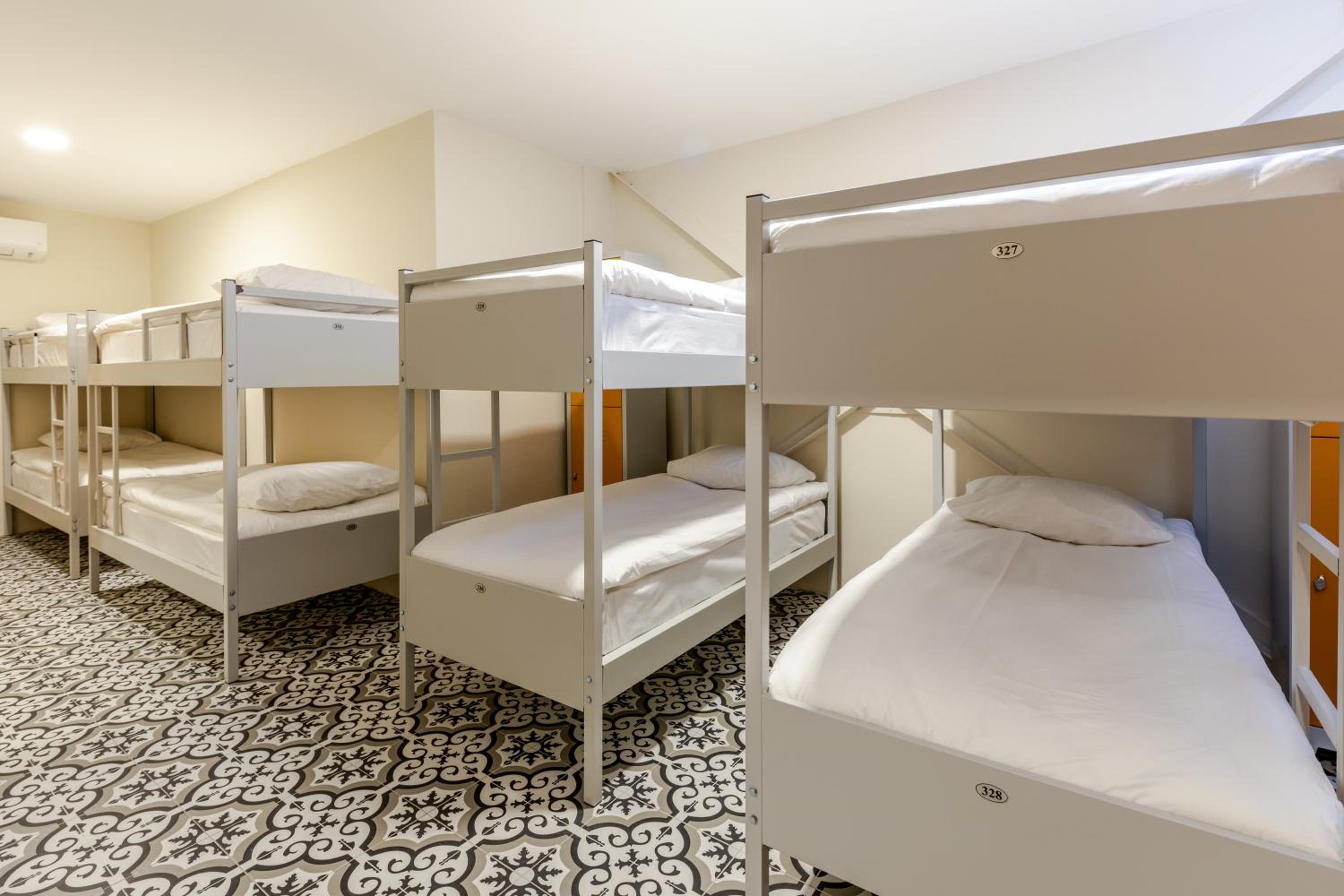 Bed in 14-Bed Mixed Dormitory Room photo 2