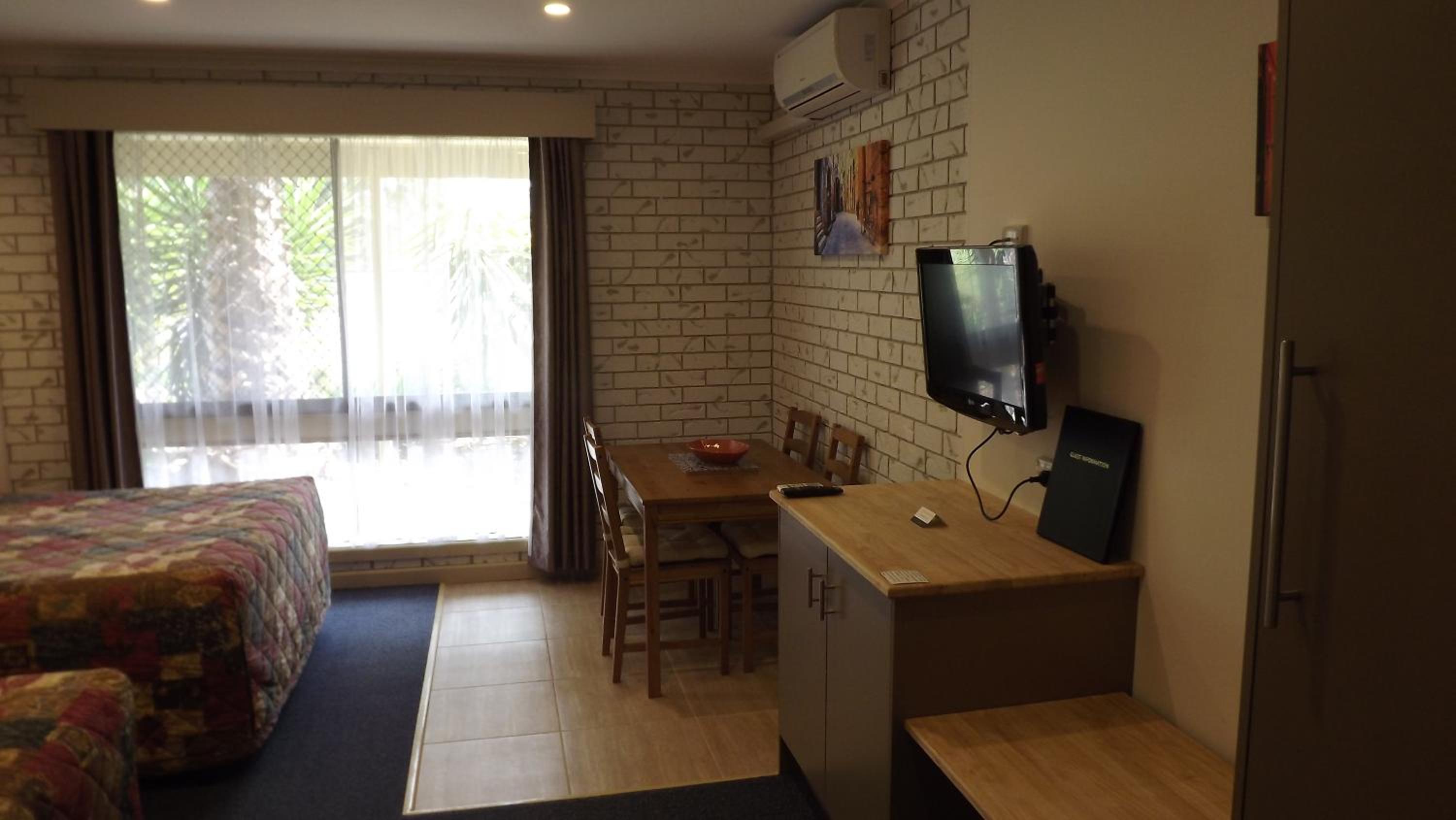 Family Room - Photo 4